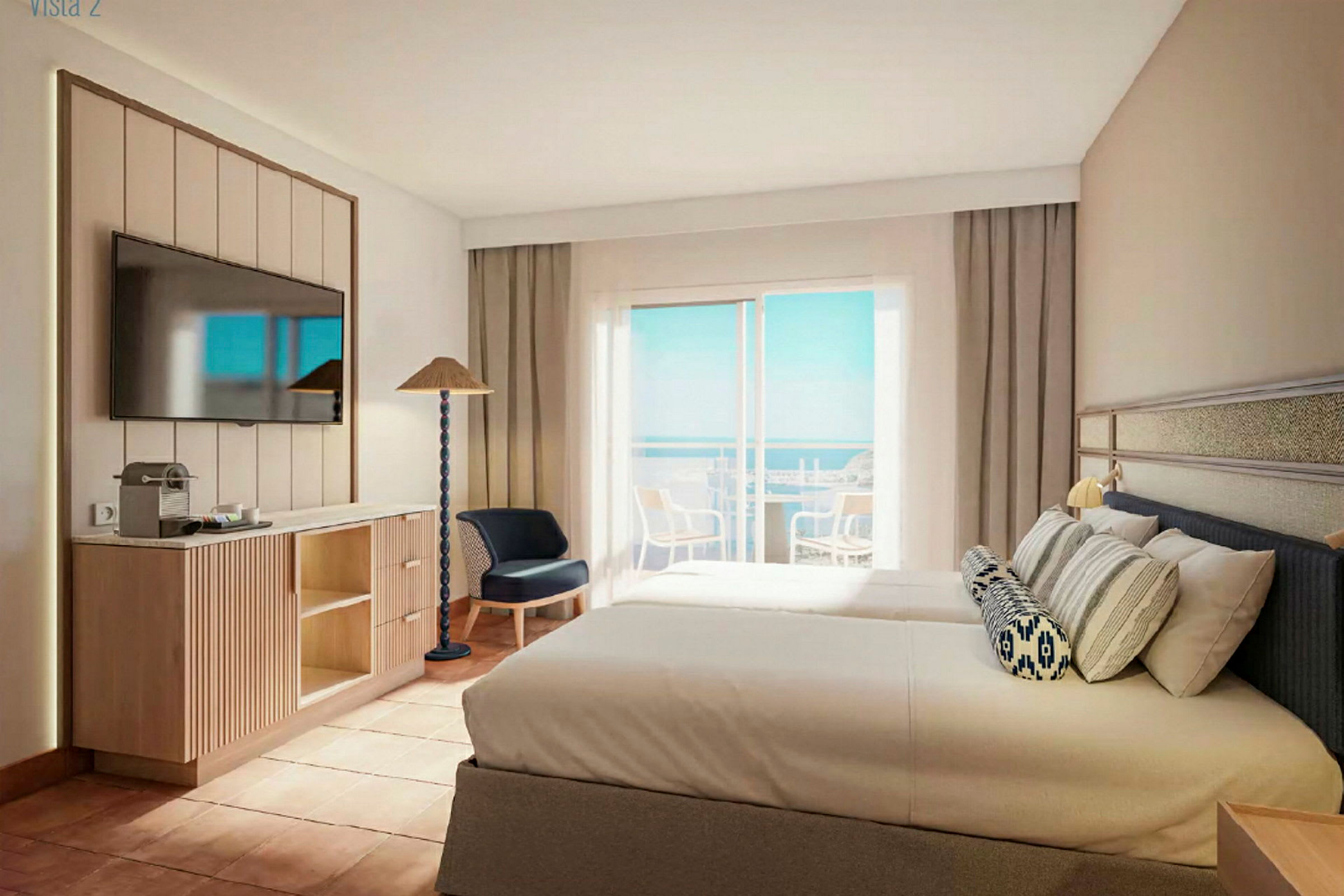 Et hotelværelse med to senge, et fladskærms-tv på væggen, møbler og en balkon med udsigt over havet. (AI-genereret tekst)