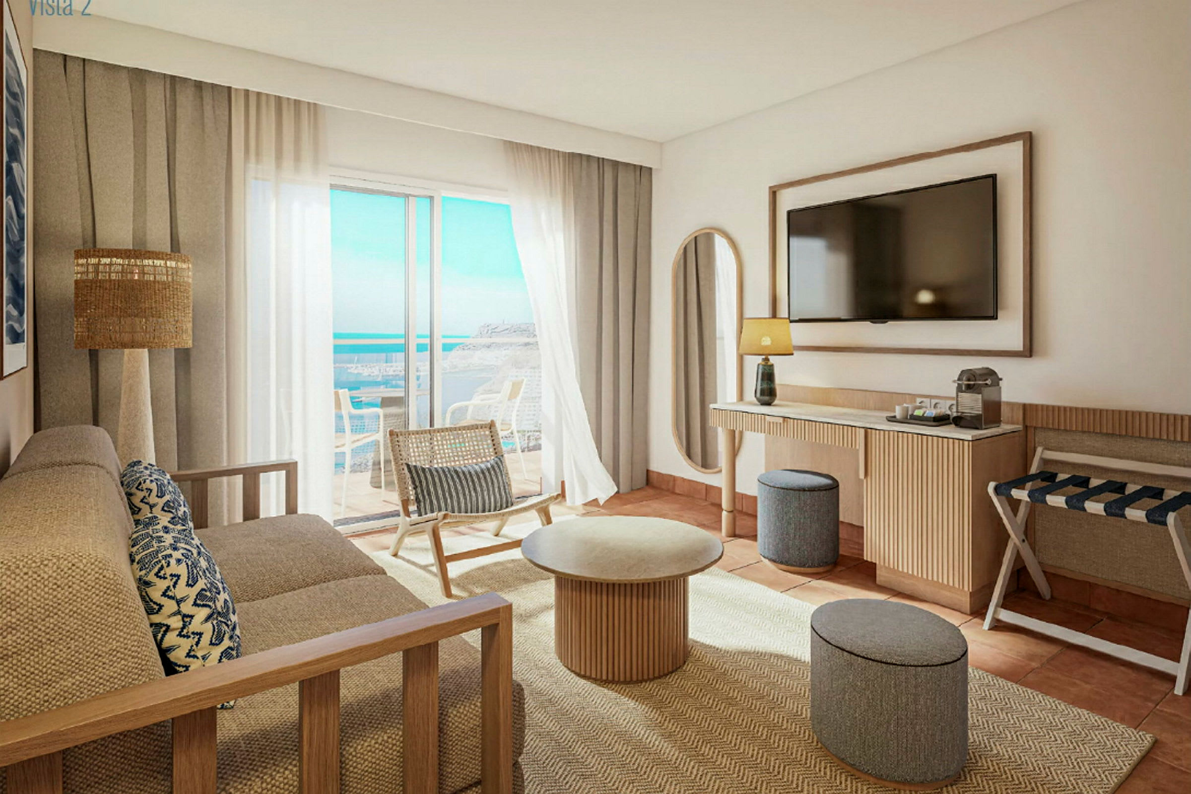 Et lyst og moderne hotelværelse med udsigt over havet. Der er en sofa, et sofabord, en stol og et fjernsyn på væggen. (AI-genereret tekst)