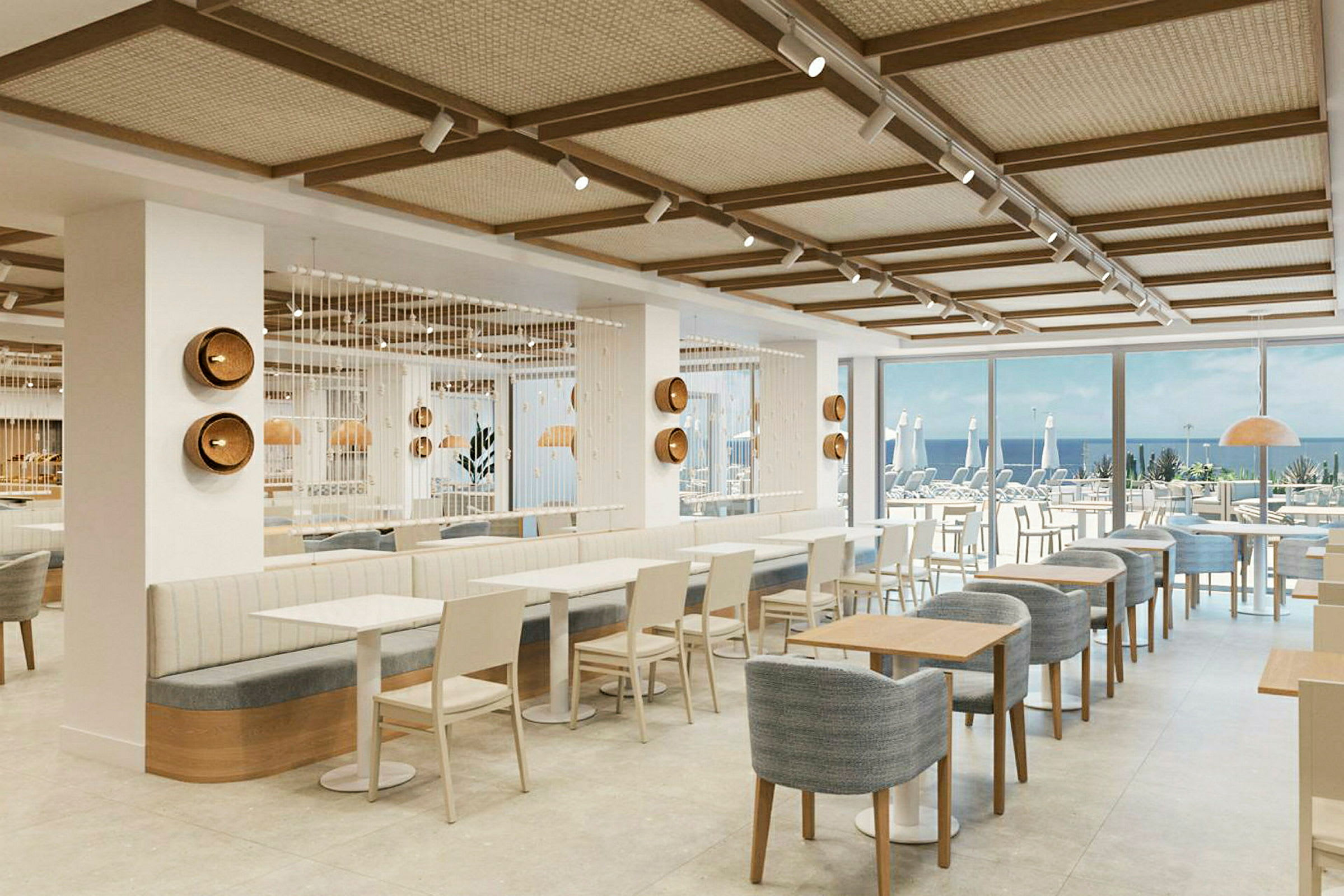 Interiør af en moderne restaurant med siddepladser og udsigt over havet. (AI-genereret tekst)
