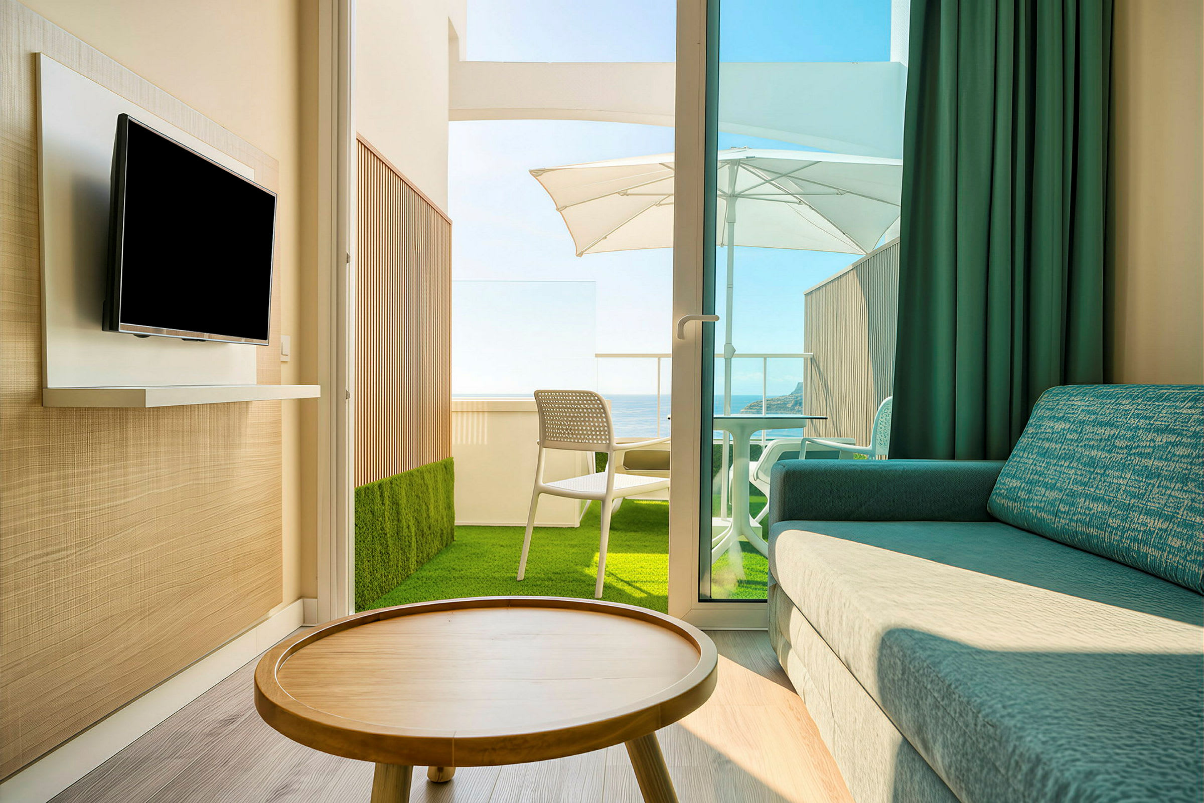 Et hotelværelse med en sofa, TV, et træbord og en altan med udsigt og parasol. (AI-genereret tekst)