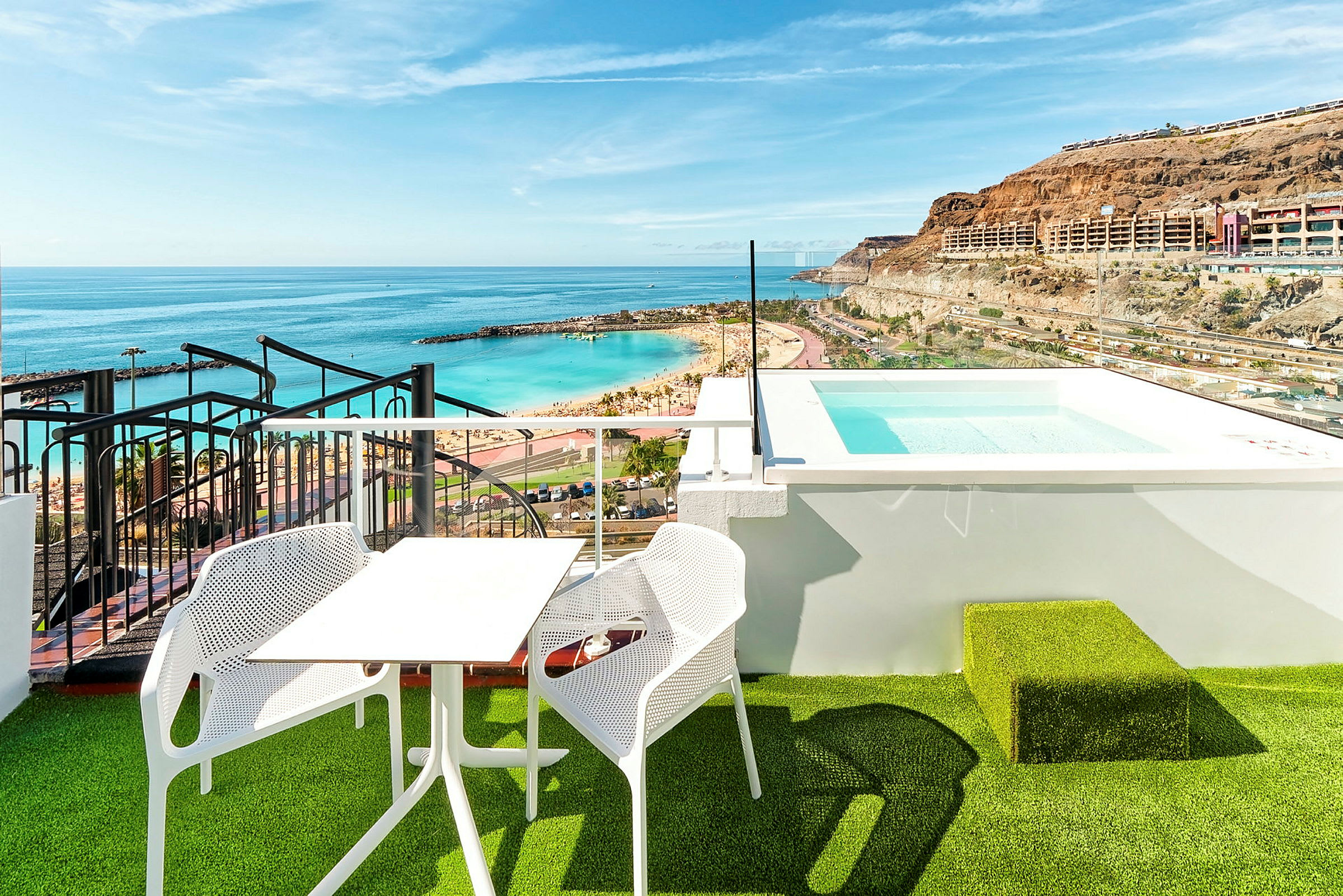 2-værelses lejlighed med havudsigt, balkon og plunge pool