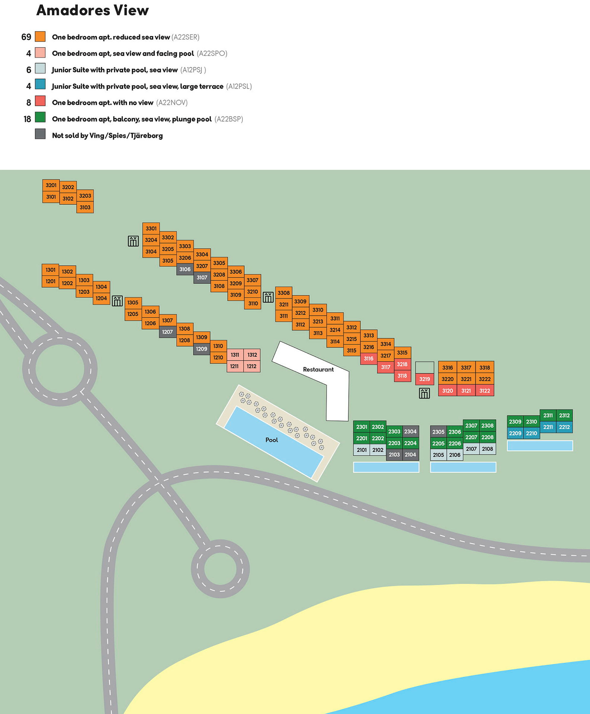 Et kort, der viser layouten af Amadores Views, inklusive forskellige typer lejligheder markeret med farver og numre, samt hotellets pool, restaurant og nærliggende veje. (AI-genereret tekst)