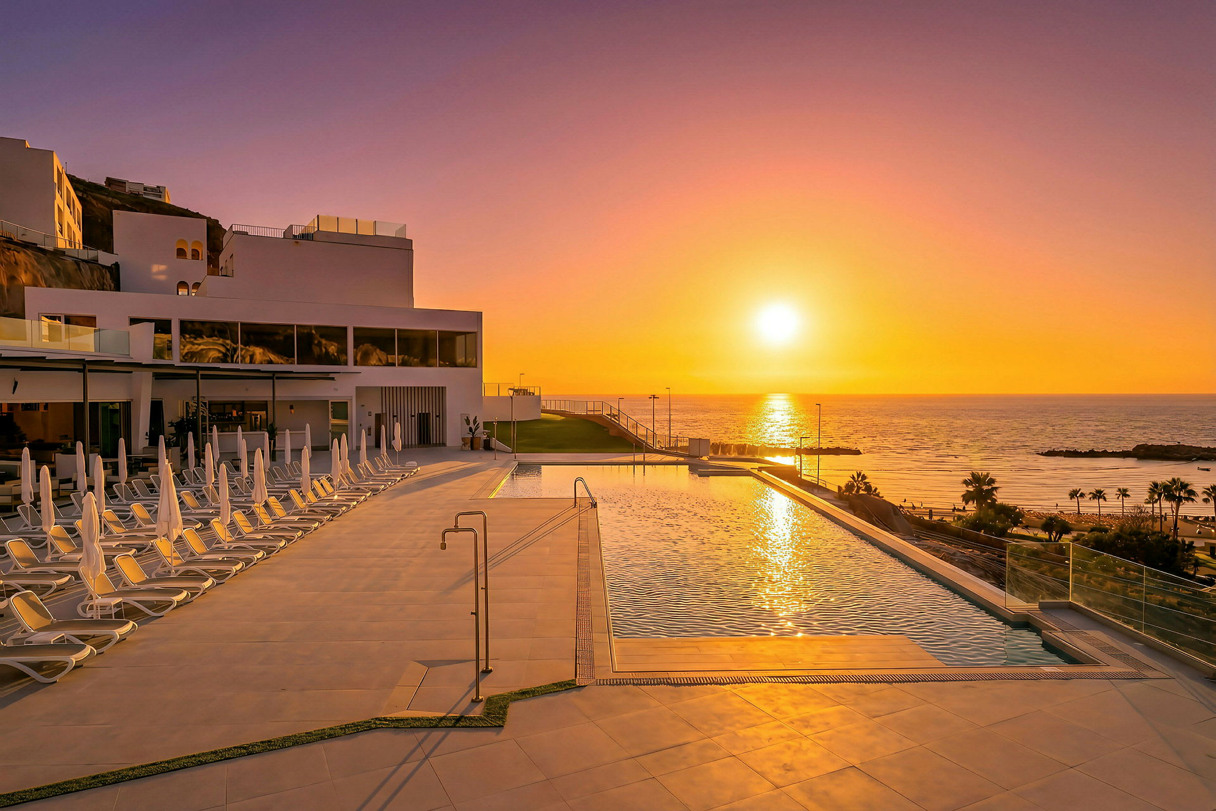 Billede af en moderne infinity-pool ved solnedgang, med en vidtstrakt udsigt over havet. (AI-genereret tekst)