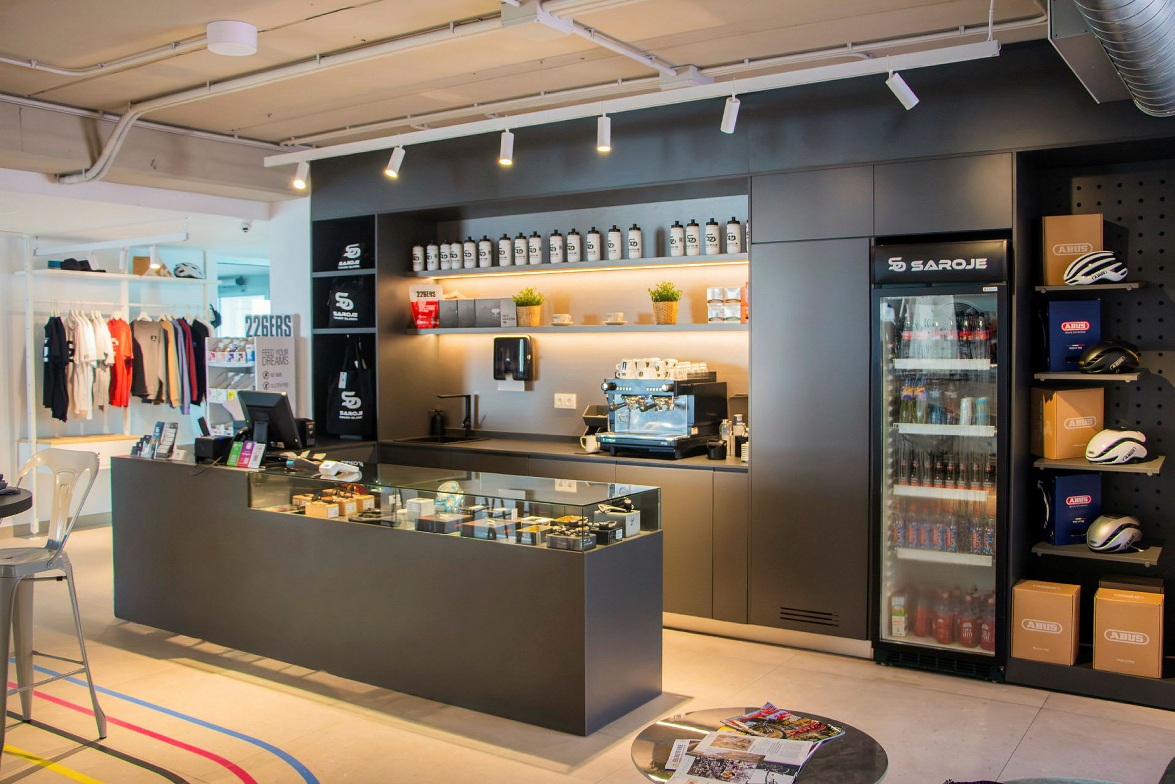 En butik med salg af cykeltilbehør med en kaffebar. (AI-genereret tekst)