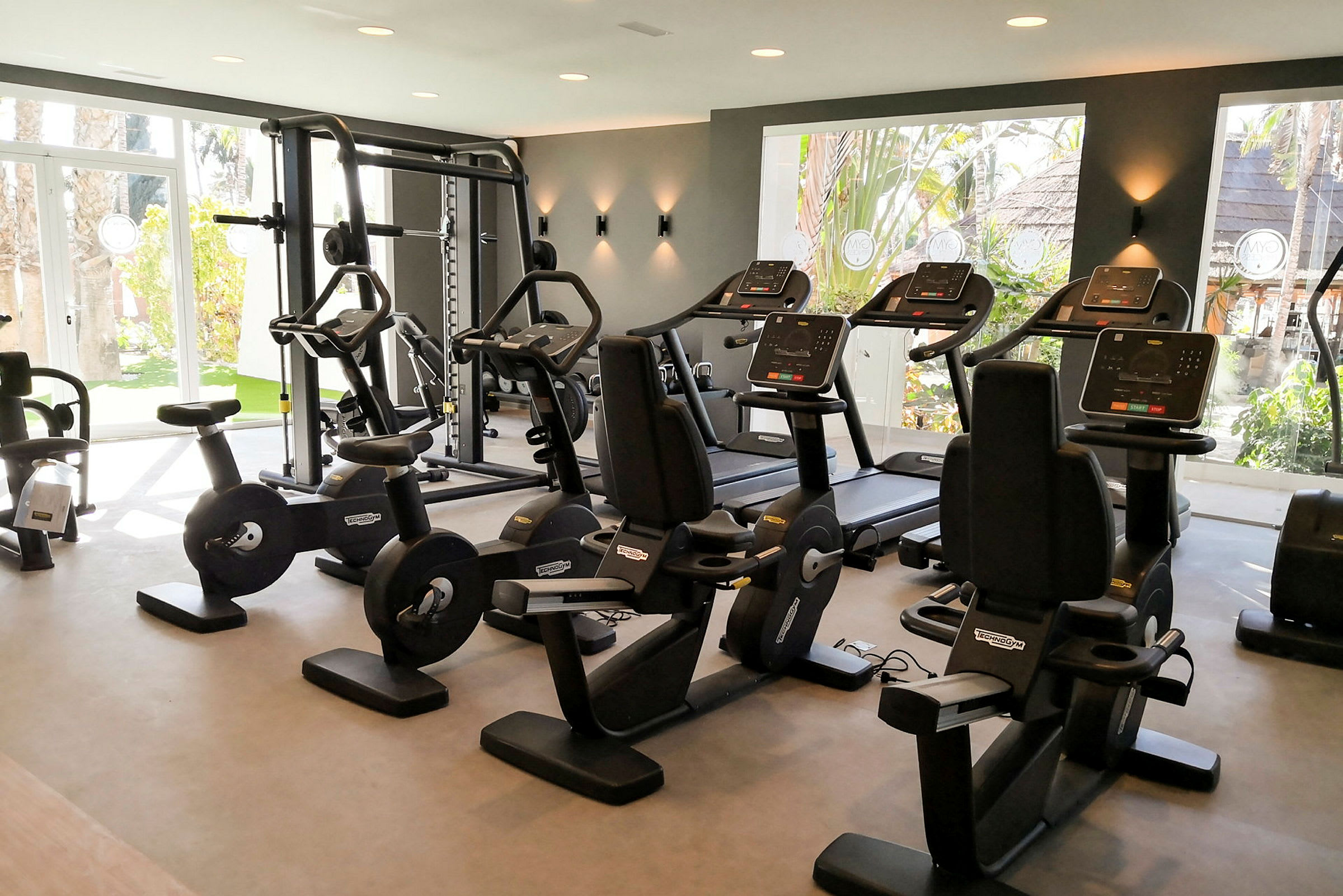 Fitnesscenter med træningsudstyr, herunder cykler og løbebånd. (AI-genereret tekst)