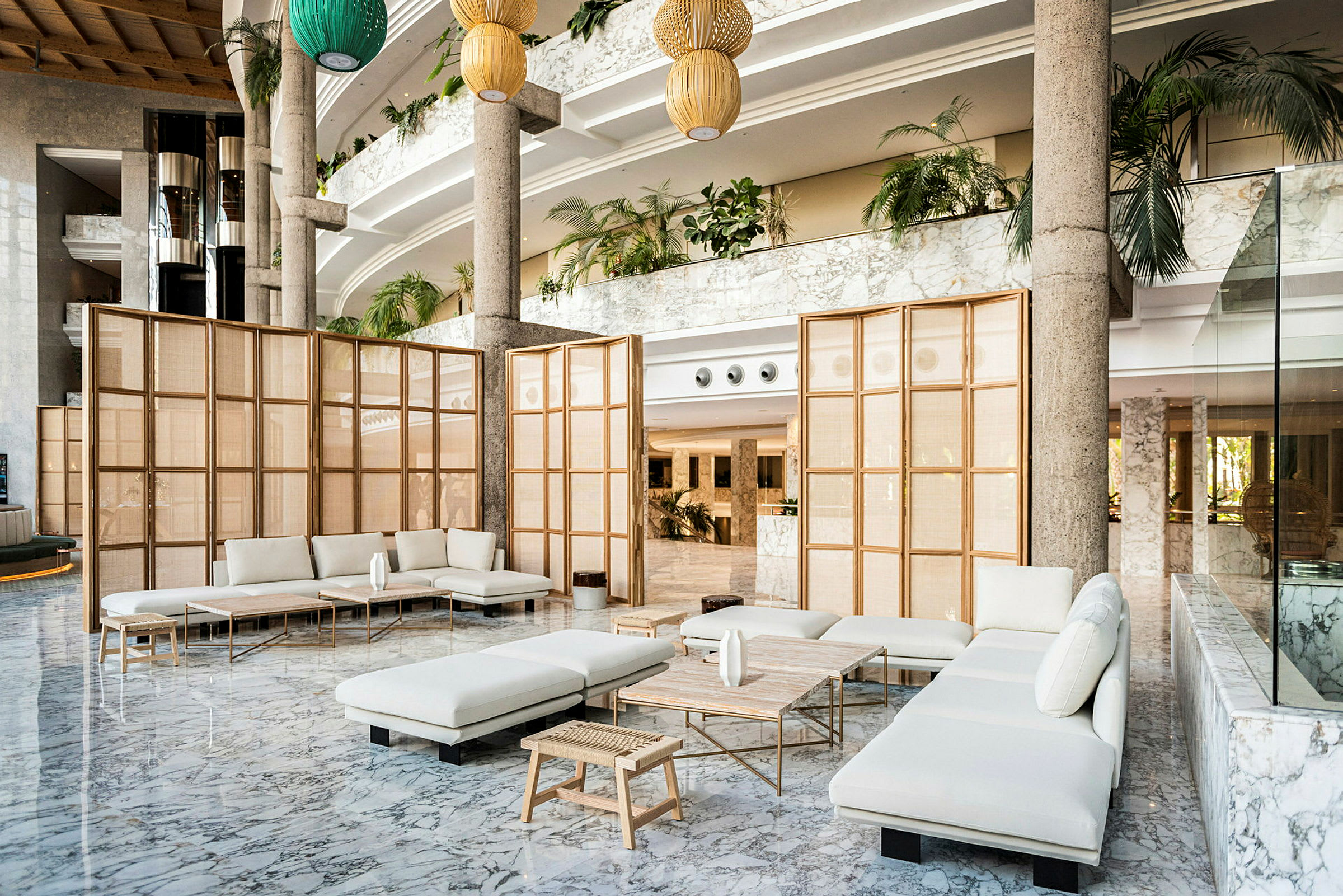 Elegant lobbyområde med lyse møbler og moderne træmøbler. (AI-genereret tekst)