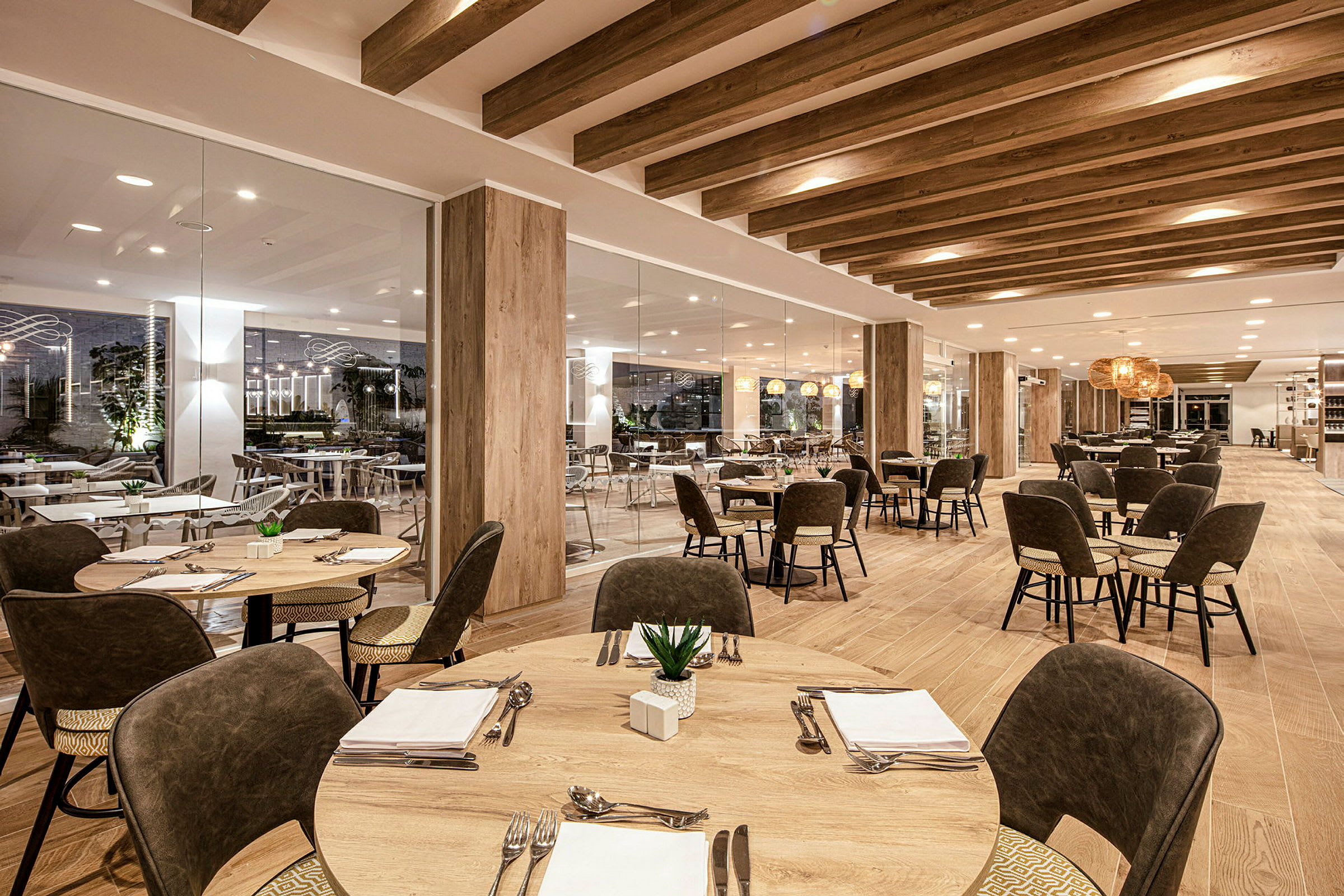 En moderne restaurant med træg møbler og dækkede borde. (AI-genereret tekst)