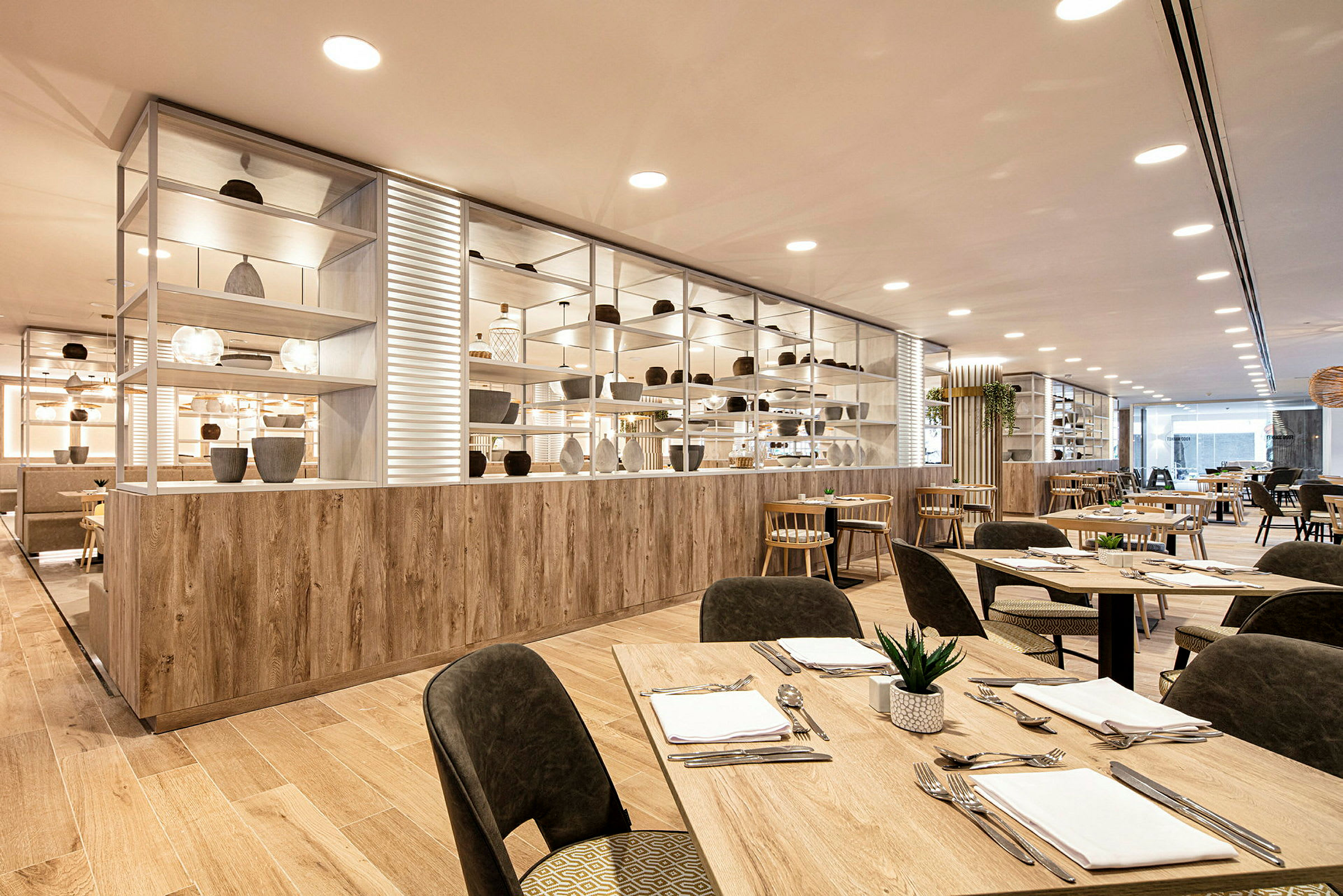 Billede af en moderne restaurant med træborde og stole samt dekorative hylder. (AI-genereret tekst)