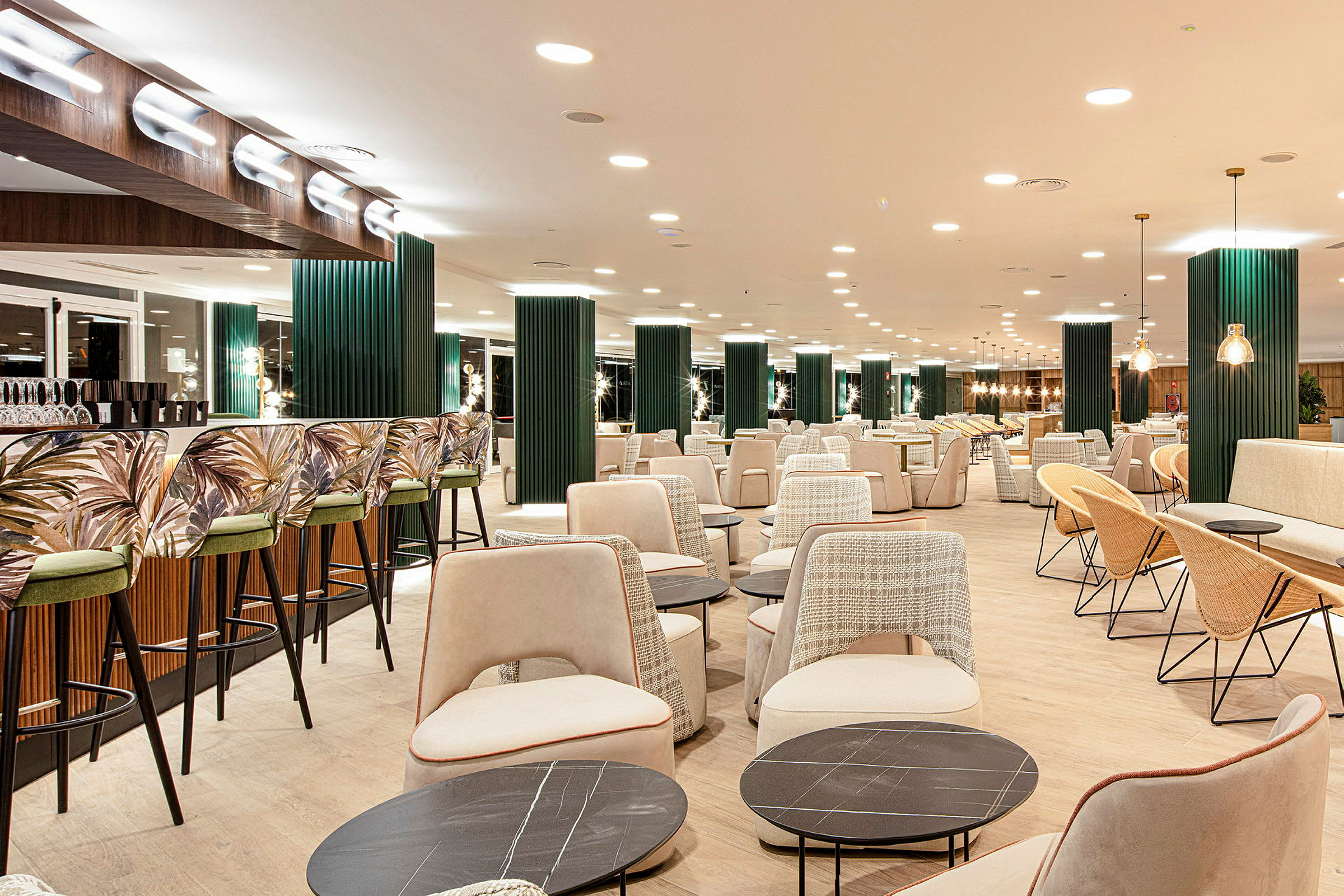 En moderne hotelounge med siddegrupper og bar. (AI-genereret tekst)