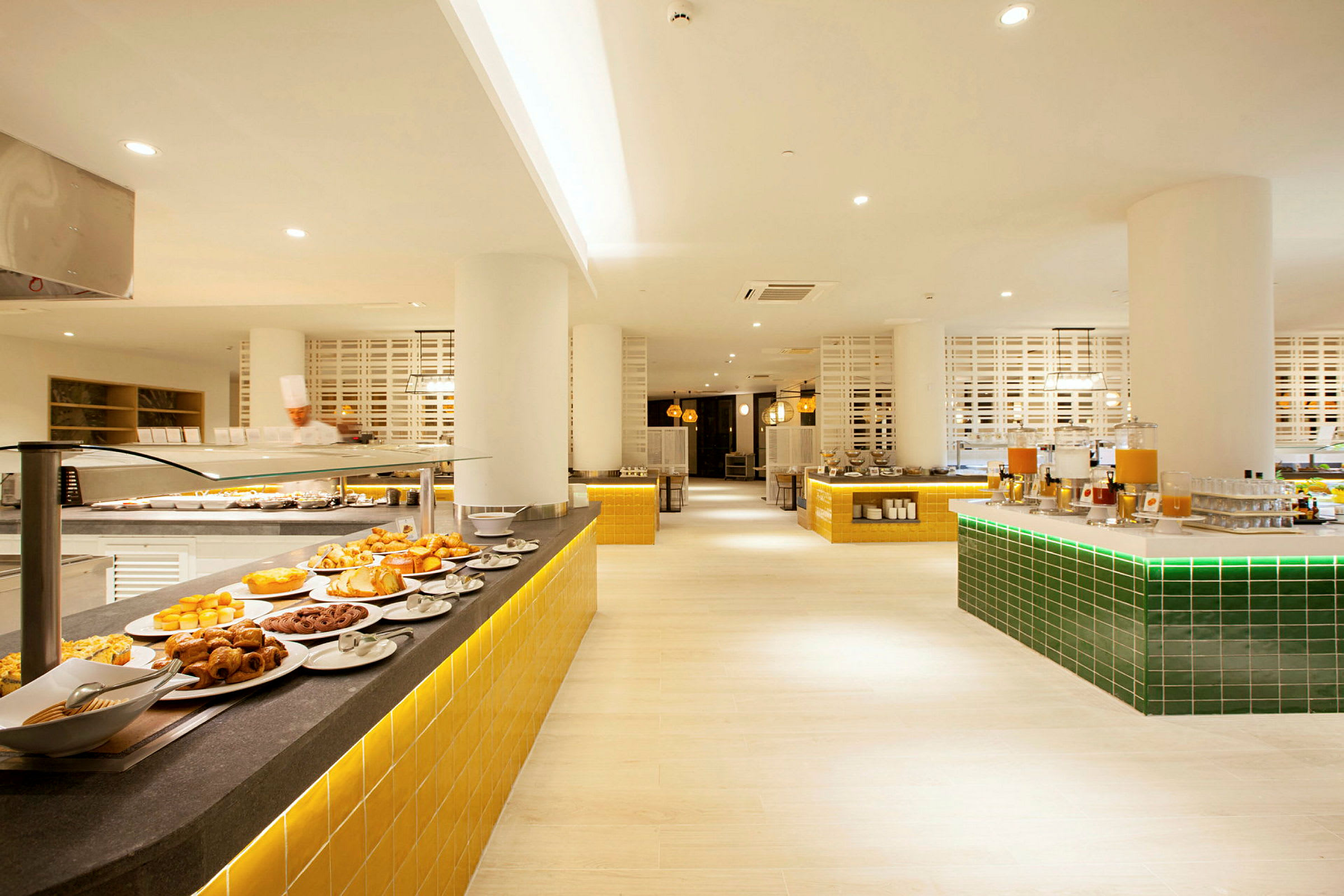 En buffet med forskellige retter og drikkevarer på et hotel. (AI-genereret tekst)