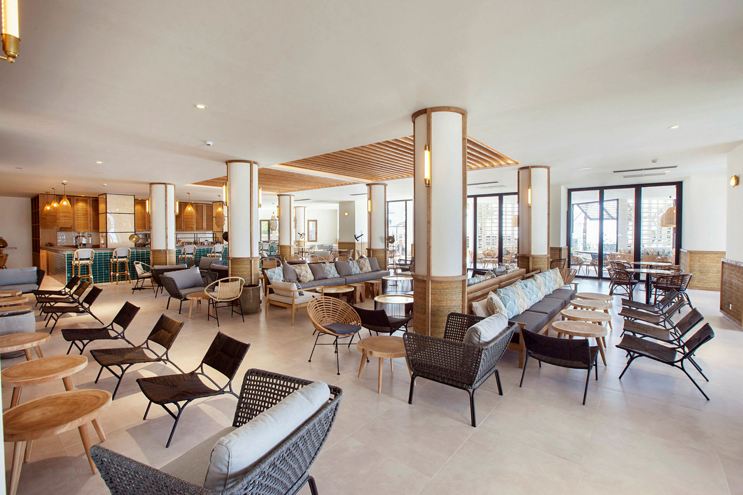 En hotellobby med siddegrupper, borde og moderne indretning. (AI-genereret tekst)