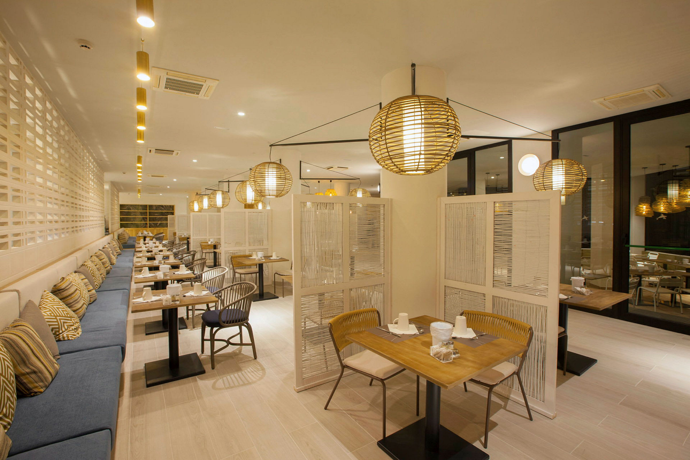 En elegant restaurant med moderne lamper og borde. (AI-genereret tekst)