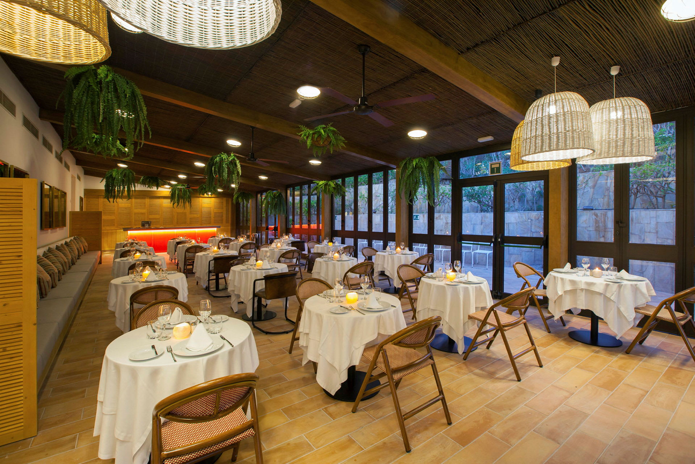 En restaurant med runde borde, hvide duge og stole. (AI-genereret tekst)
