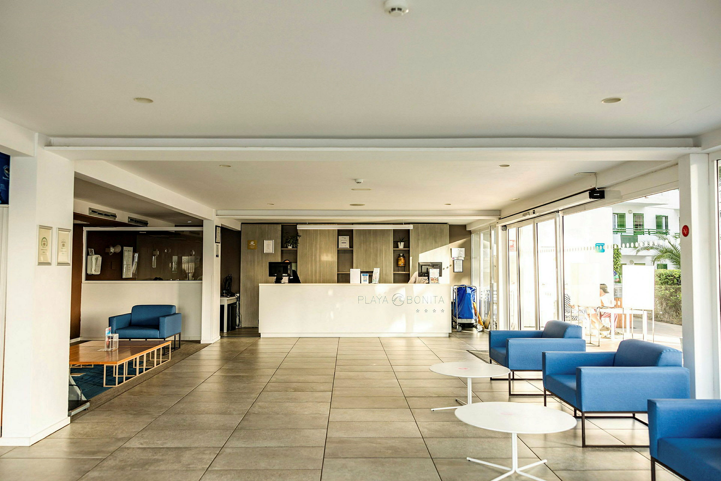 Lobbyen på et hotel med reception og siddepladser. (AI-genereret tekst)
