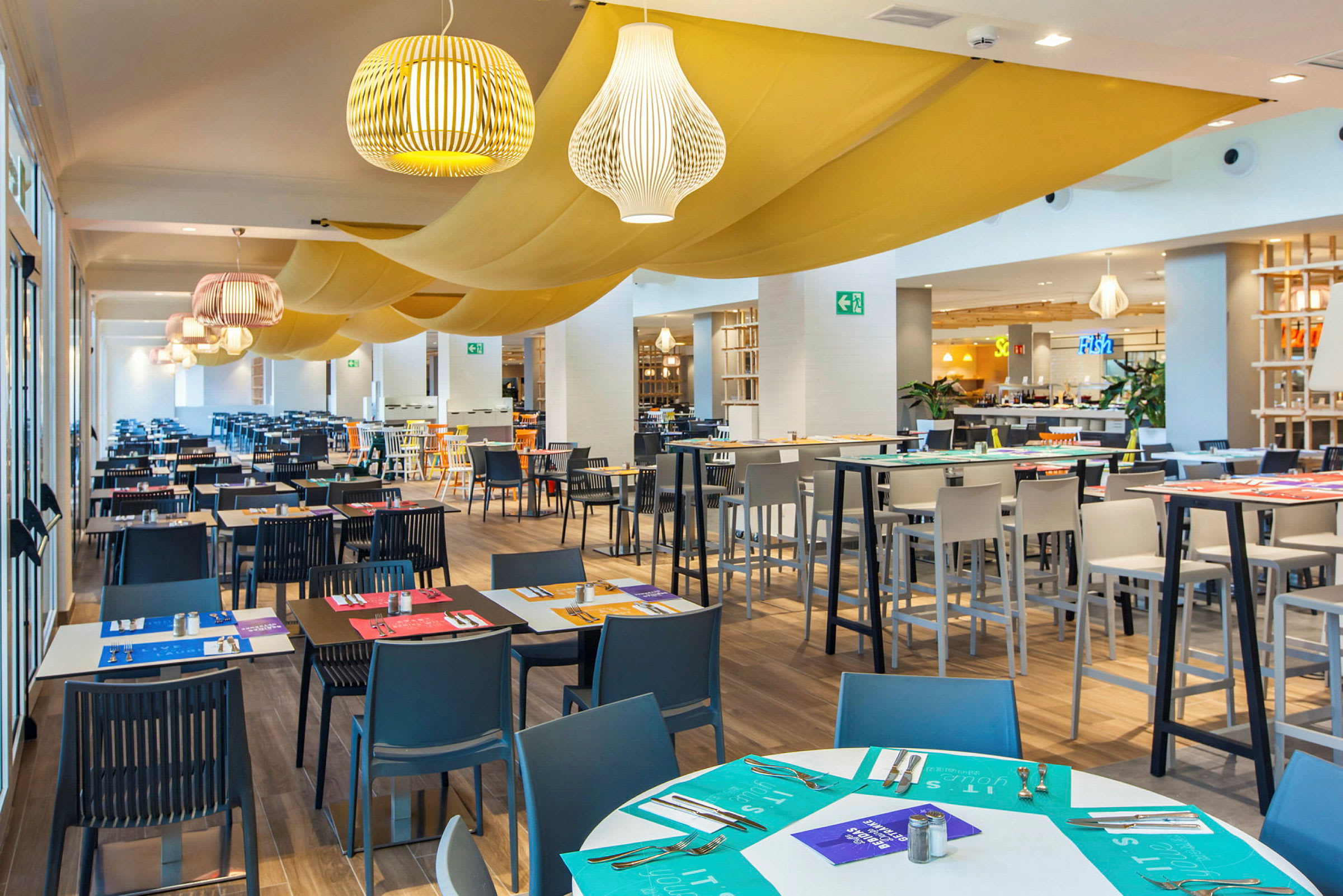 Interiør af en restaurant med opdækkede borde og stole. (AI-genereret tekst)