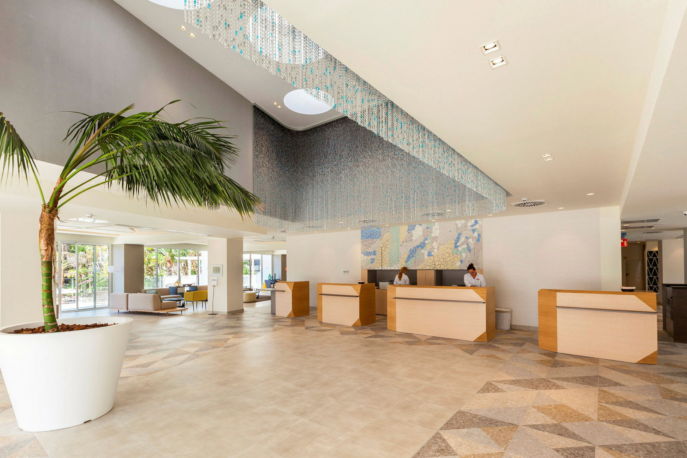 Hotellobby med moderne receptionsskranker og dekorativt loft. (AI-genereret tekst)
