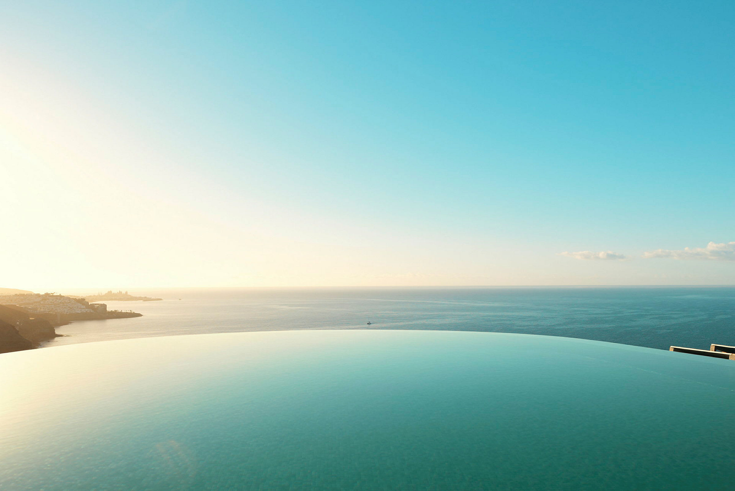 Infinitypool foran havudsigt. (AI-genereret tekst)