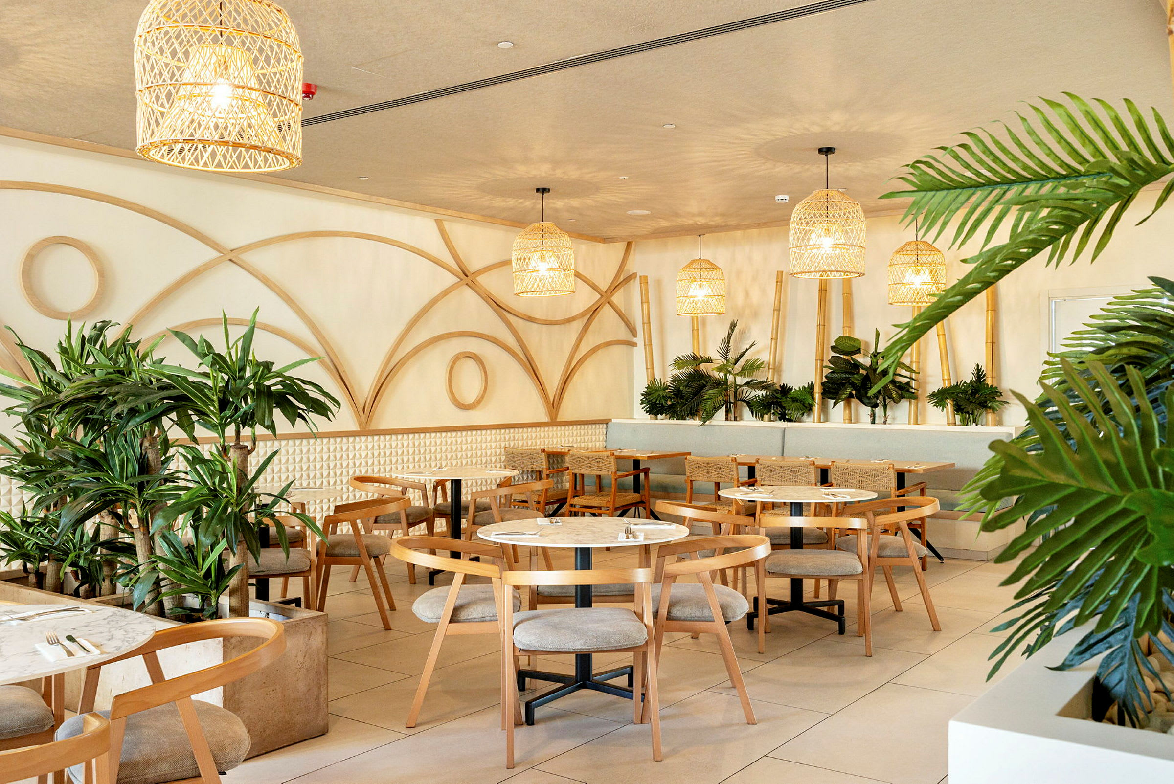 Restaurant med moderne møbler og frodige planter. (AI-genereret tekst)