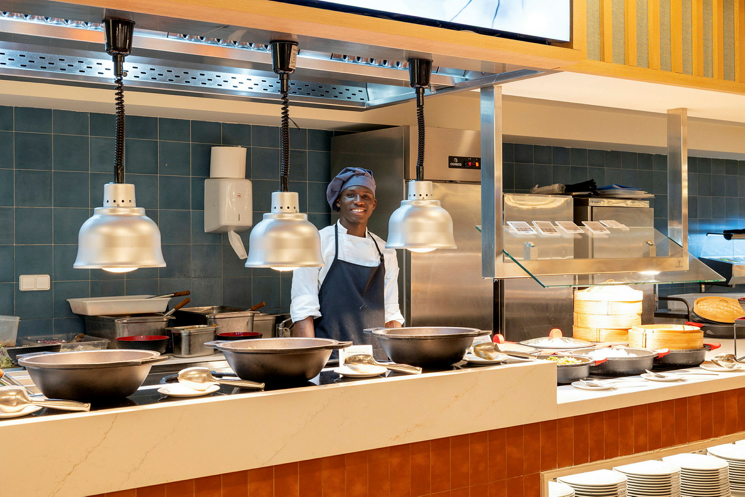 Billede af en restaurantdisk med forskellige tilberedte retter og serveringsudstyr. (AI-genereret tekst)