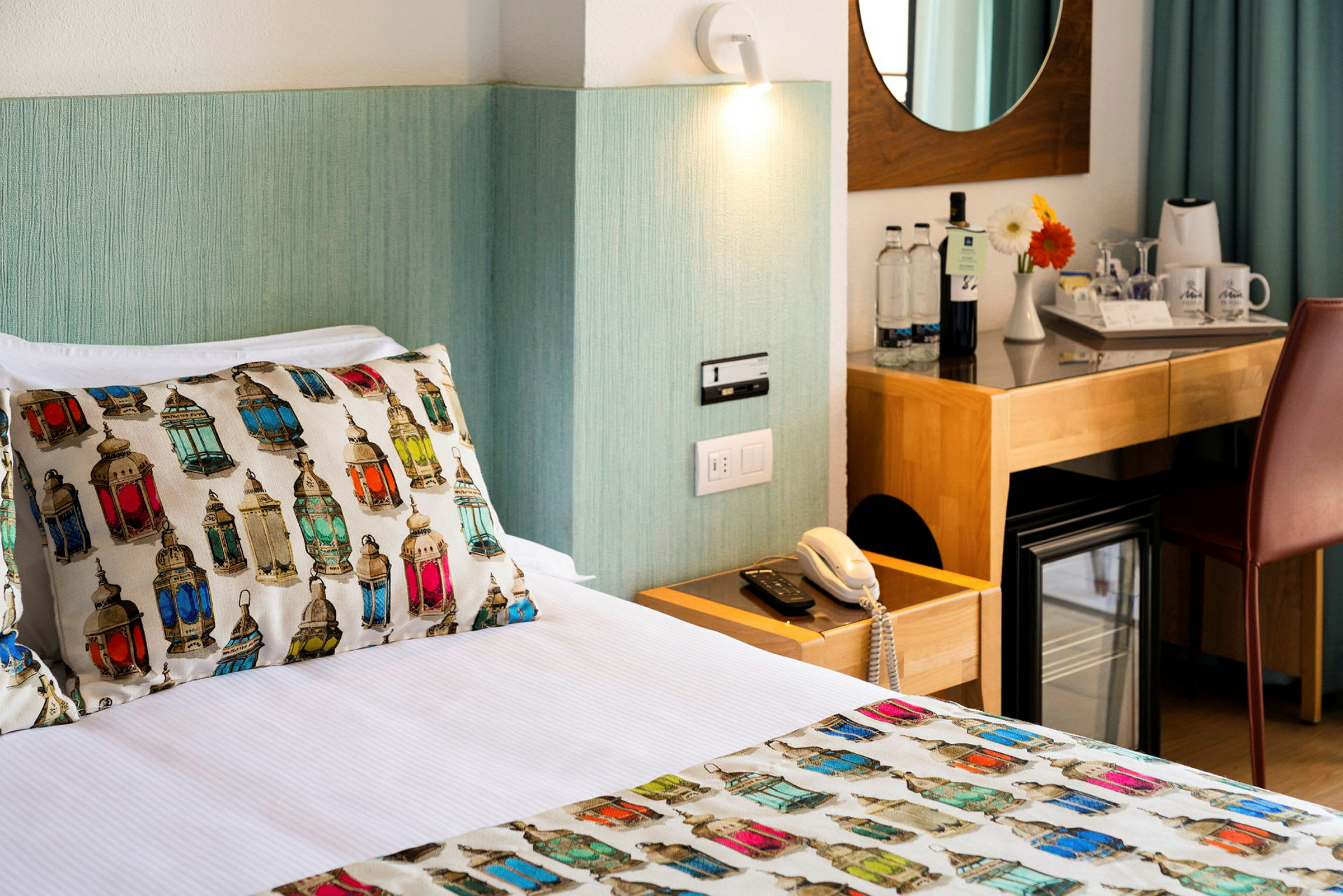 Hotelværelse med en seng og skrivebord. (AI-genereret tekst)