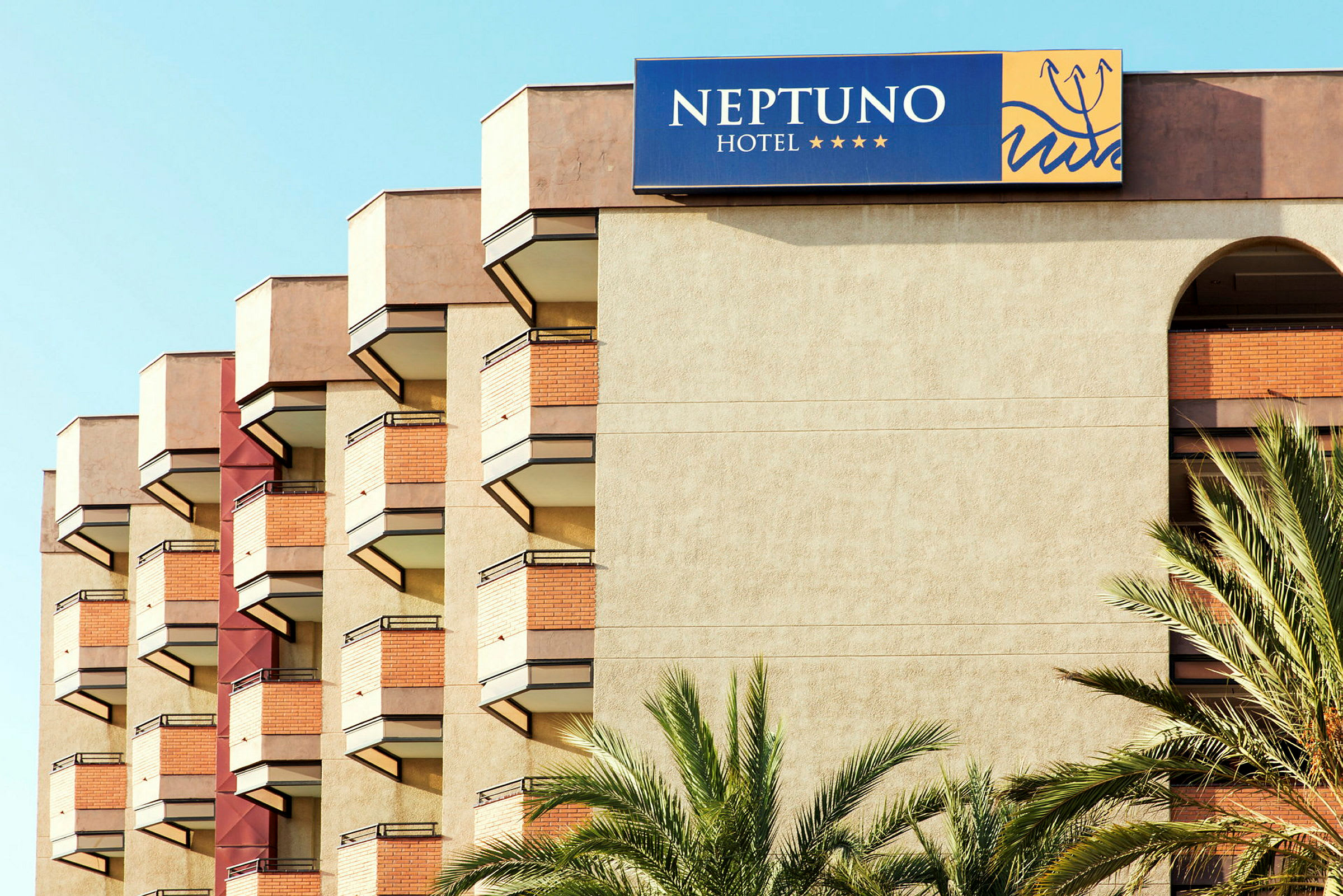 Hotelbygning med altaner og navnet Neptuno på skilt. (AI-genereret tekst)