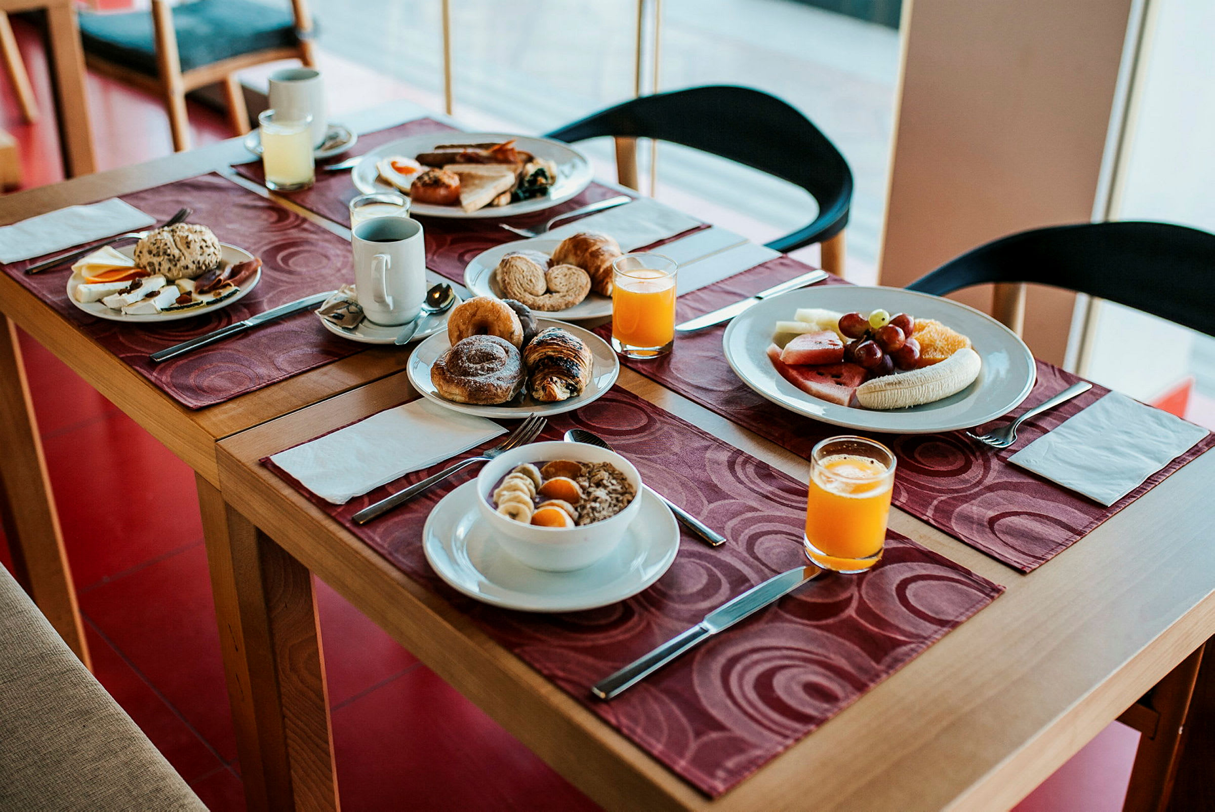 Morgenmadsbord med brød, frugt, juice og forskellige måltider. (AI-genereret tekst)