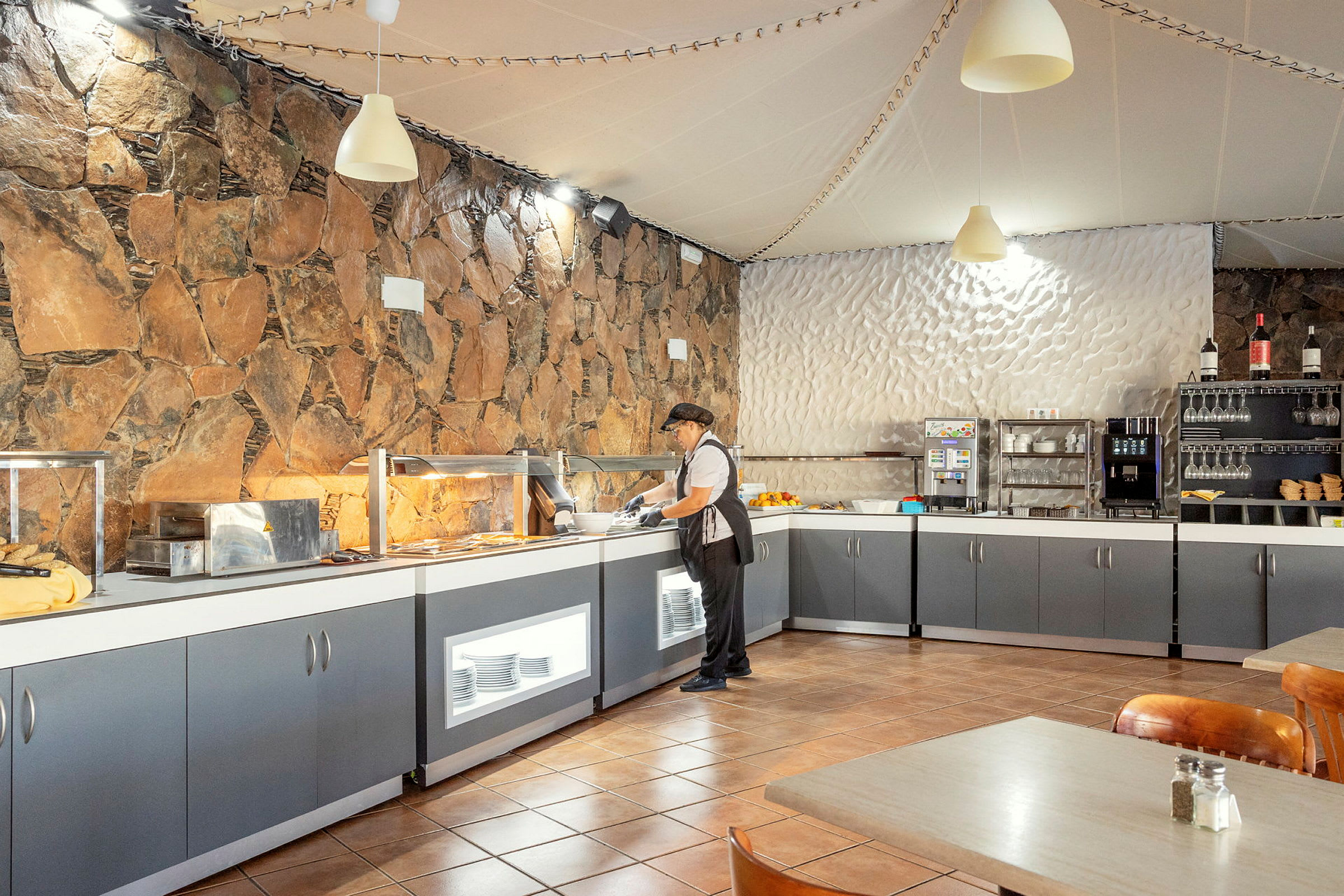 En morgenbuffet i en restaurant med stenvæg og moderne faciliteter. (AI-genereret tekst)