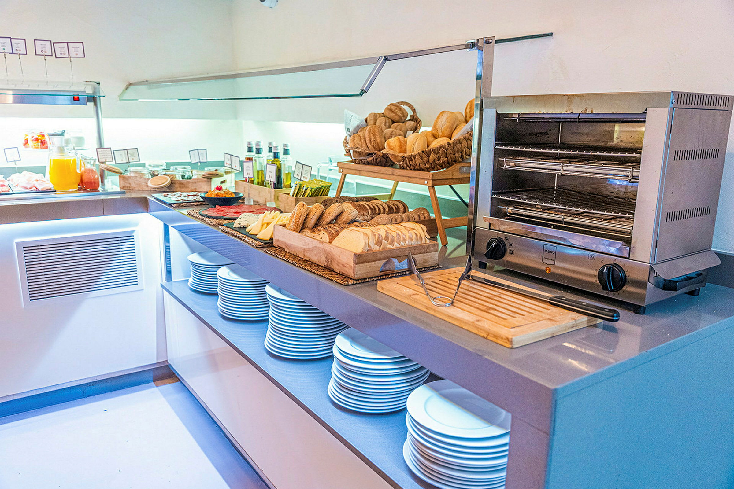 Morgenmadsbuffet med brød, pålæg og madvarer på en disk. (AI-genereret tekst)