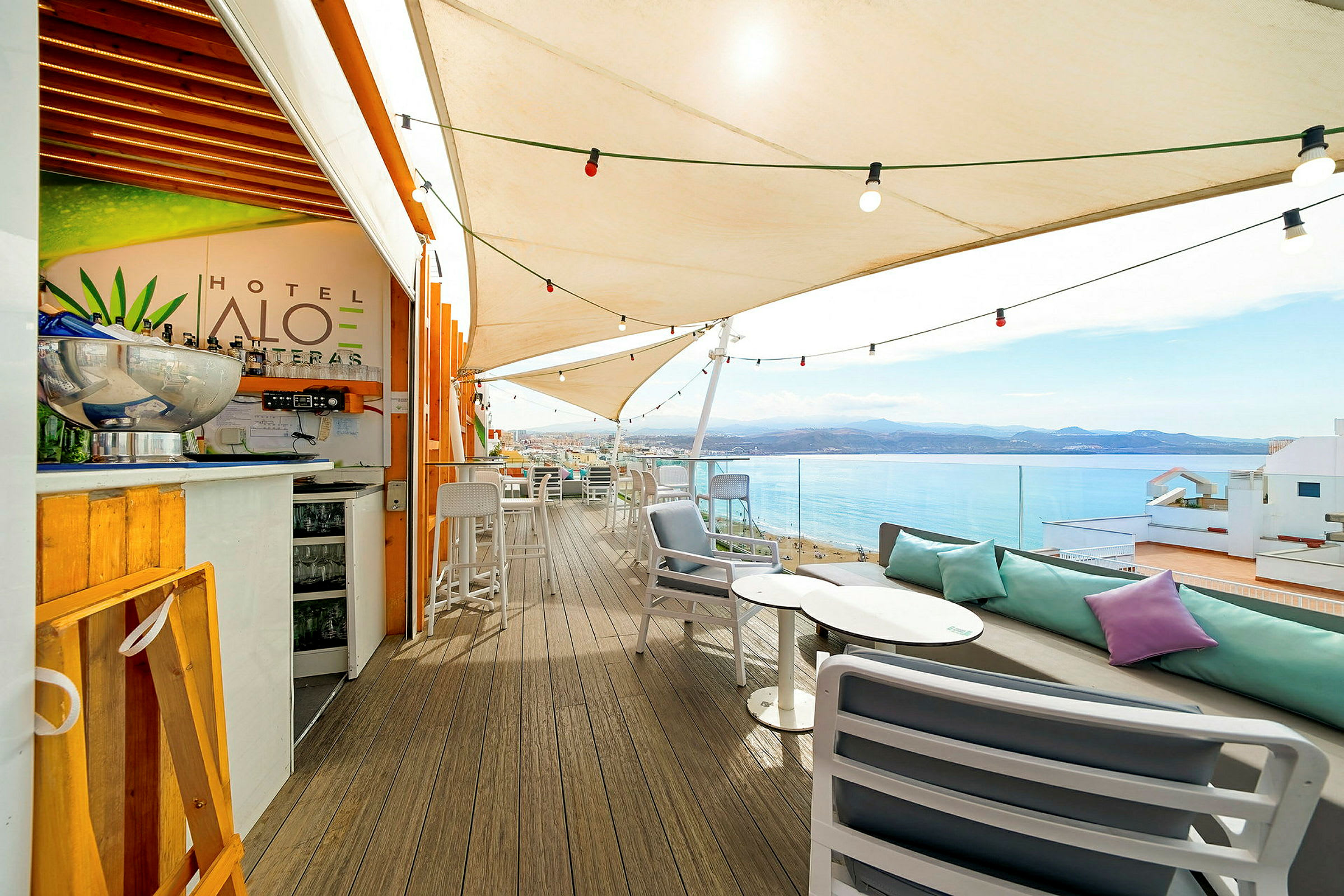 Terrasse med udendørs servering og udsigt over havet. (AI-genereret tekst)