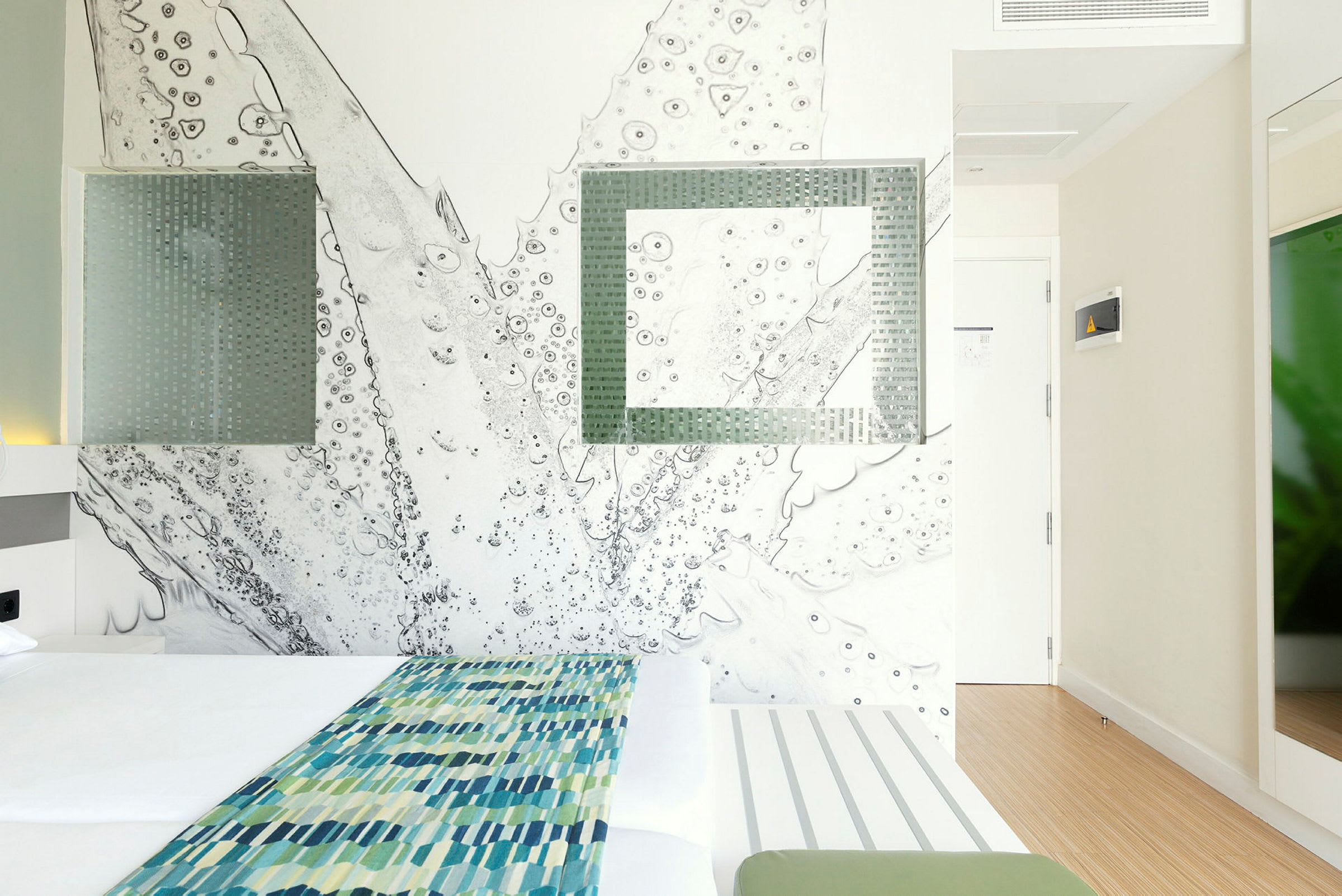 Moderne designet hotelværelse med en dobbeltseng og abstrakt vægkunst. (AI-genereret tekst)