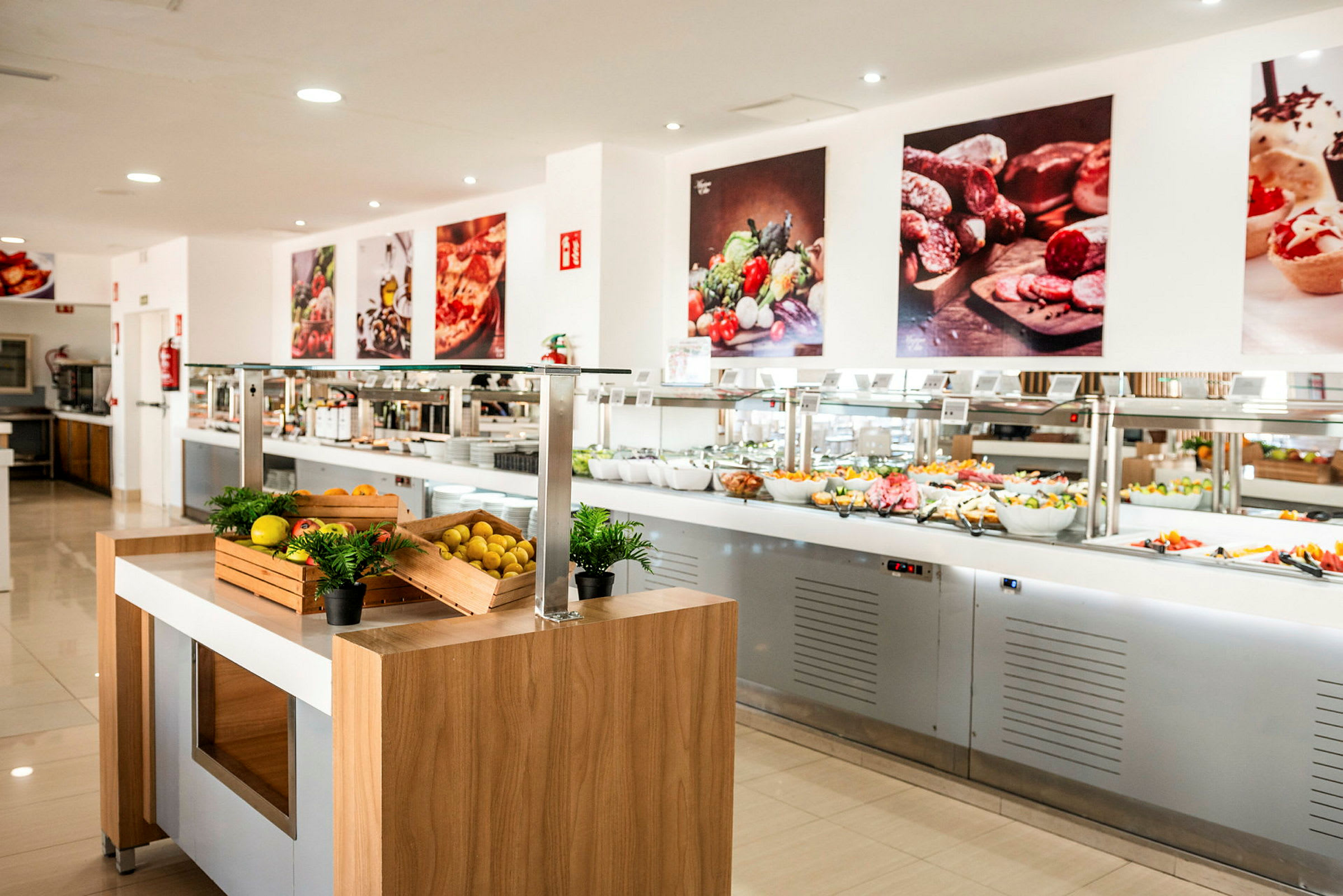 En buffet med forskellige retter og frugter. (AI-genereret tekst)