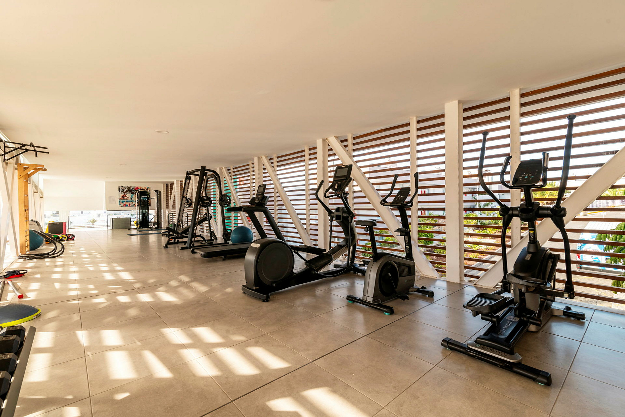 Et fitnesscenter med træningsmaskiner og udstyr. (AI-genereret tekst)