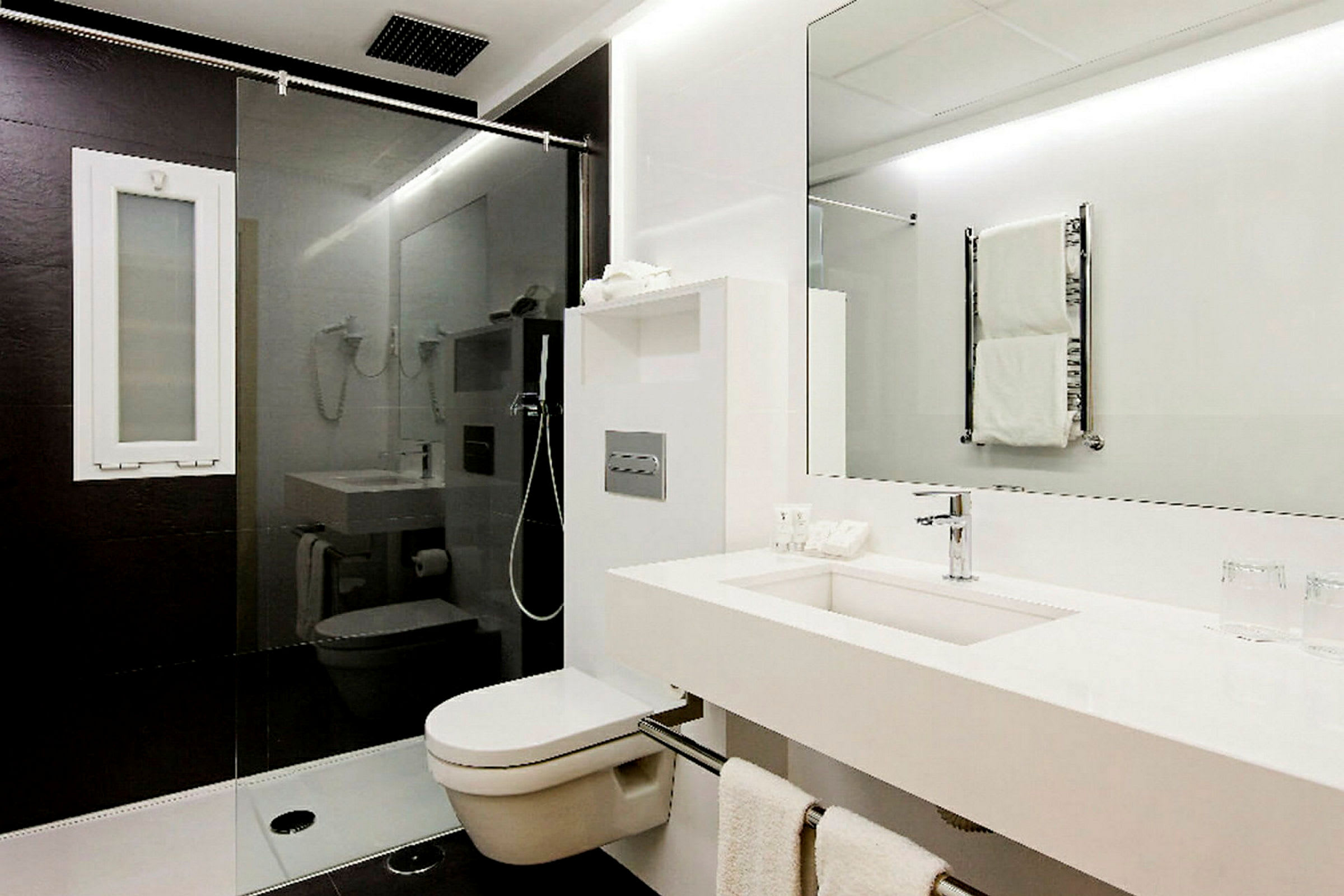 Et moderne badeværelse med bruser, toilet og håndvask. (AI-genereret tekst)