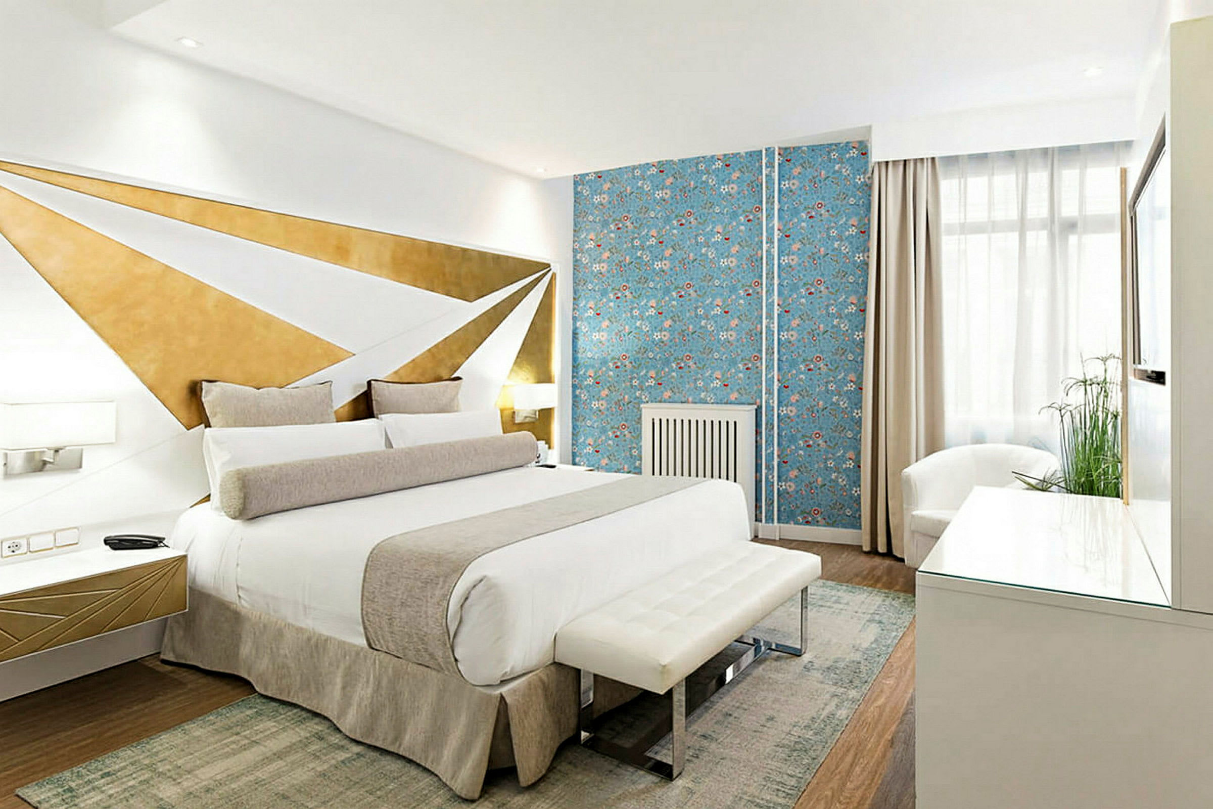 Et moderne hotelværelse med en seng, dekoreret væg og møbler. (AI-genereret tekst)