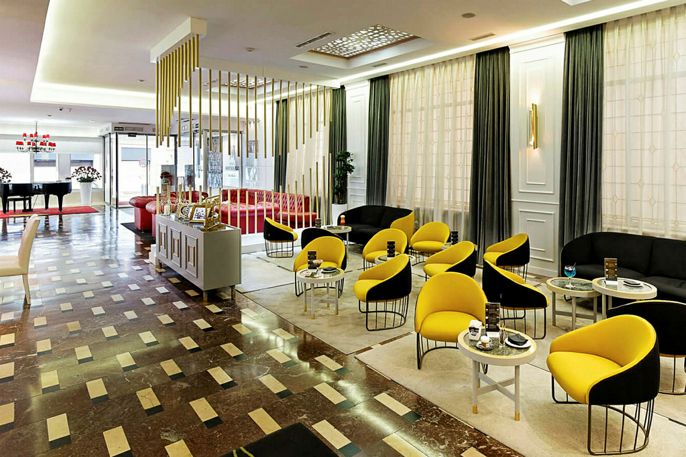 En moderne hotellobby med farverige møbler og et klaverhjørne. (AI-genereret tekst)