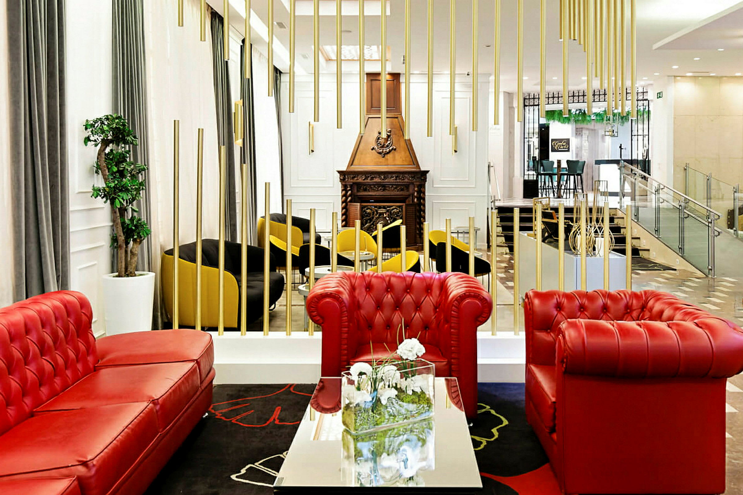 Elegant lobby med røde sofaer og moderne interiørdetaljer. (AI-genereret tekst)