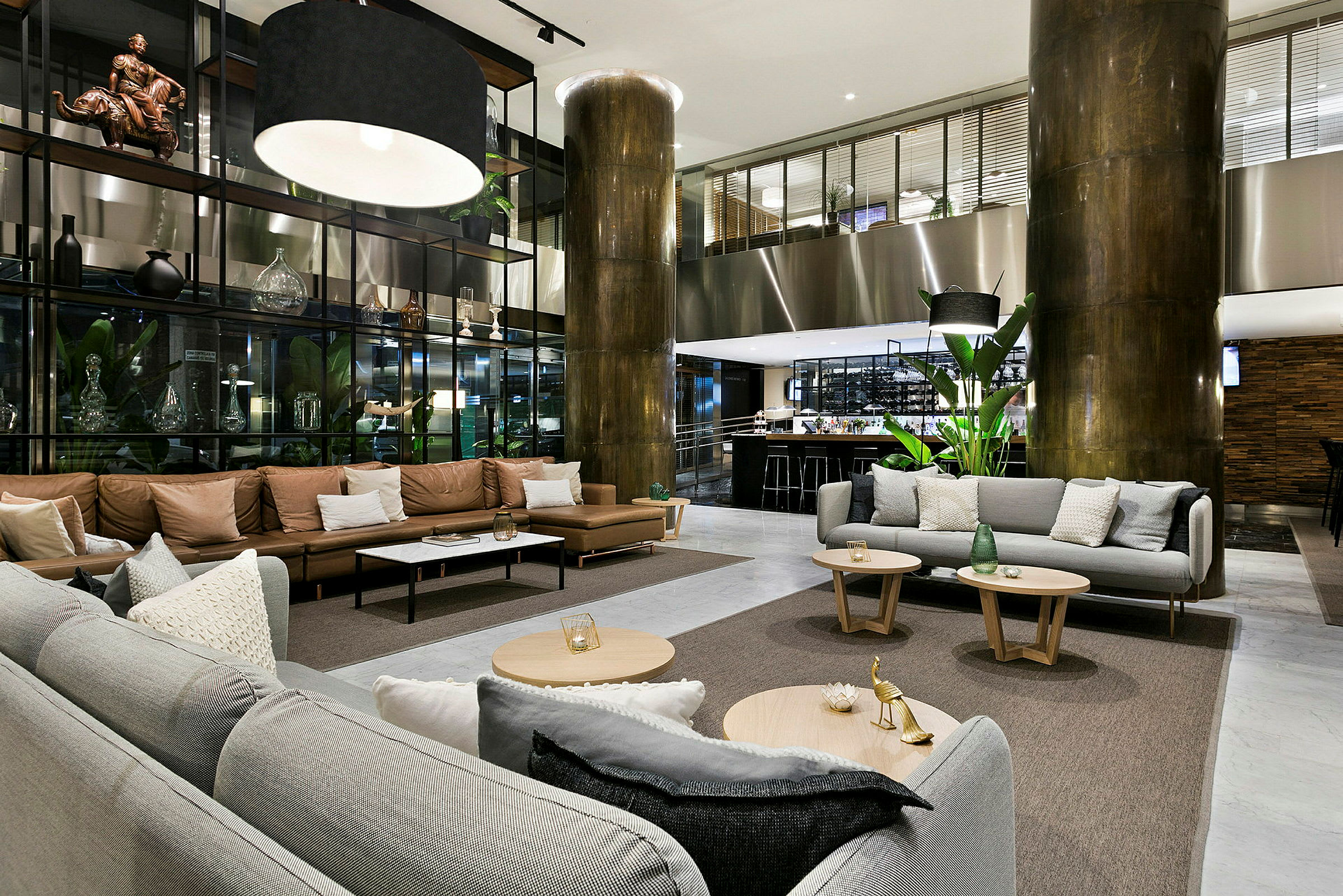 Et moderne og indbydende hotelloungeområde med komfortable sofaer og elegant indretning. (AI-genereret tekst)