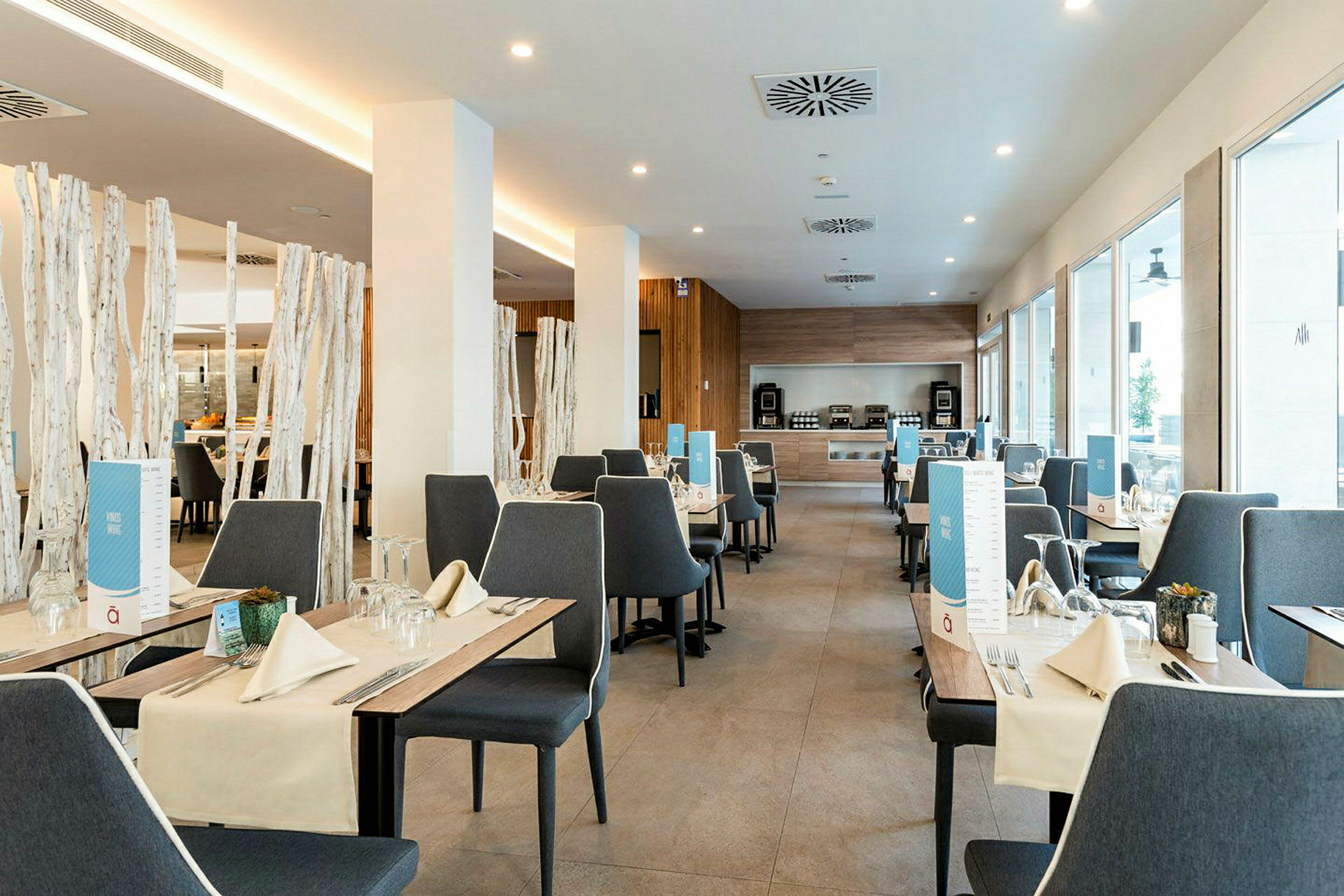 En moderne restaurant med dækkede borde og stilren indretning. (AI-genereret tekst)