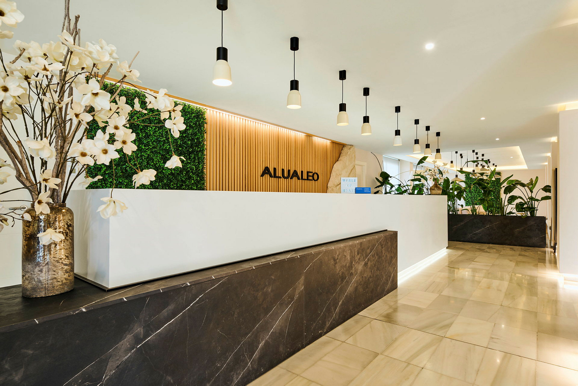 En reception med elegant moderne interiør, hvide blomster og grønne planter. (AI-genereret tekst)