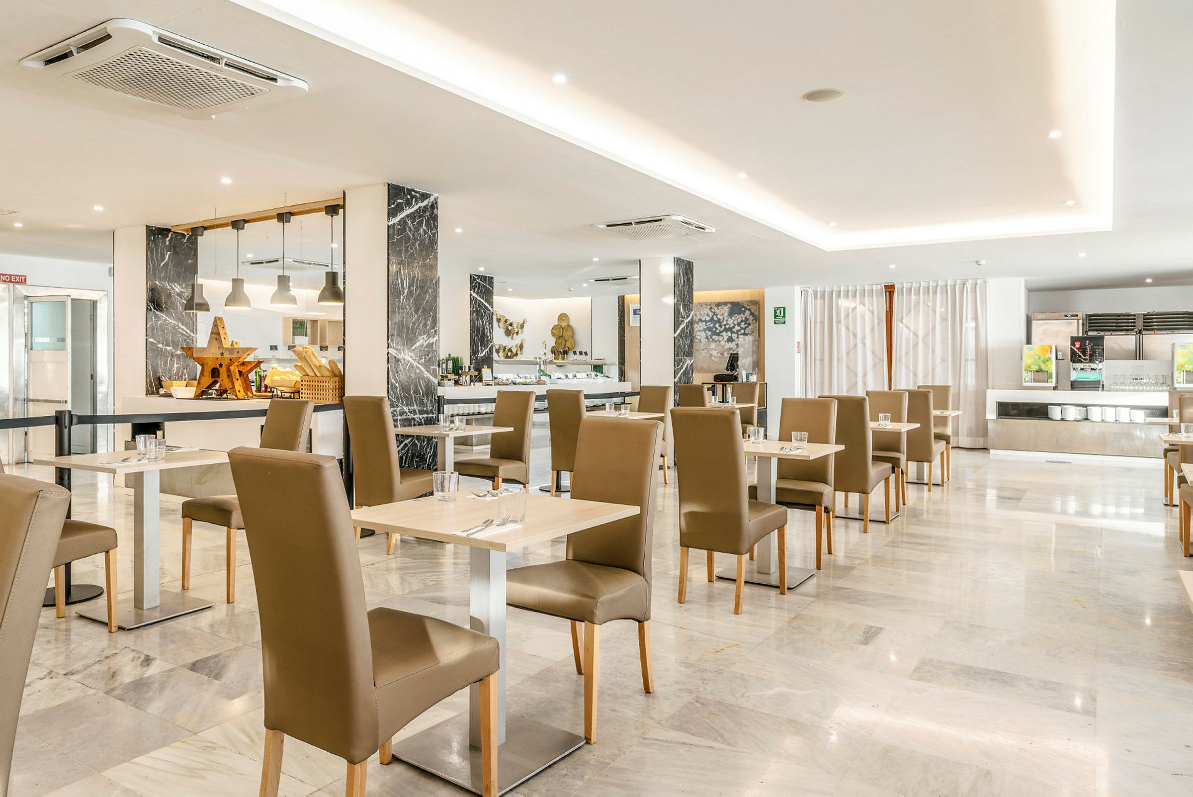 En moderne restaurant med lyst og åbent interiør, borde og stole i bløde farver samt en buffet i baggrunden. (AI-genereret tekst)