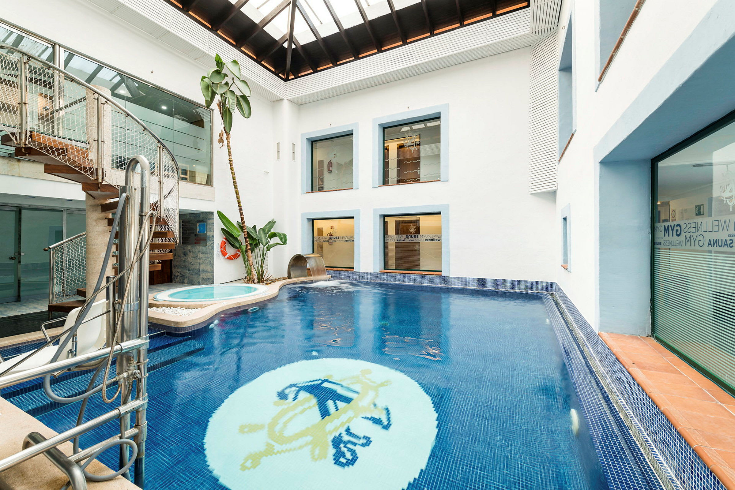 Indendørs pool med mosaikmønster og moderne arkitektur. (AI-genereret tekst)