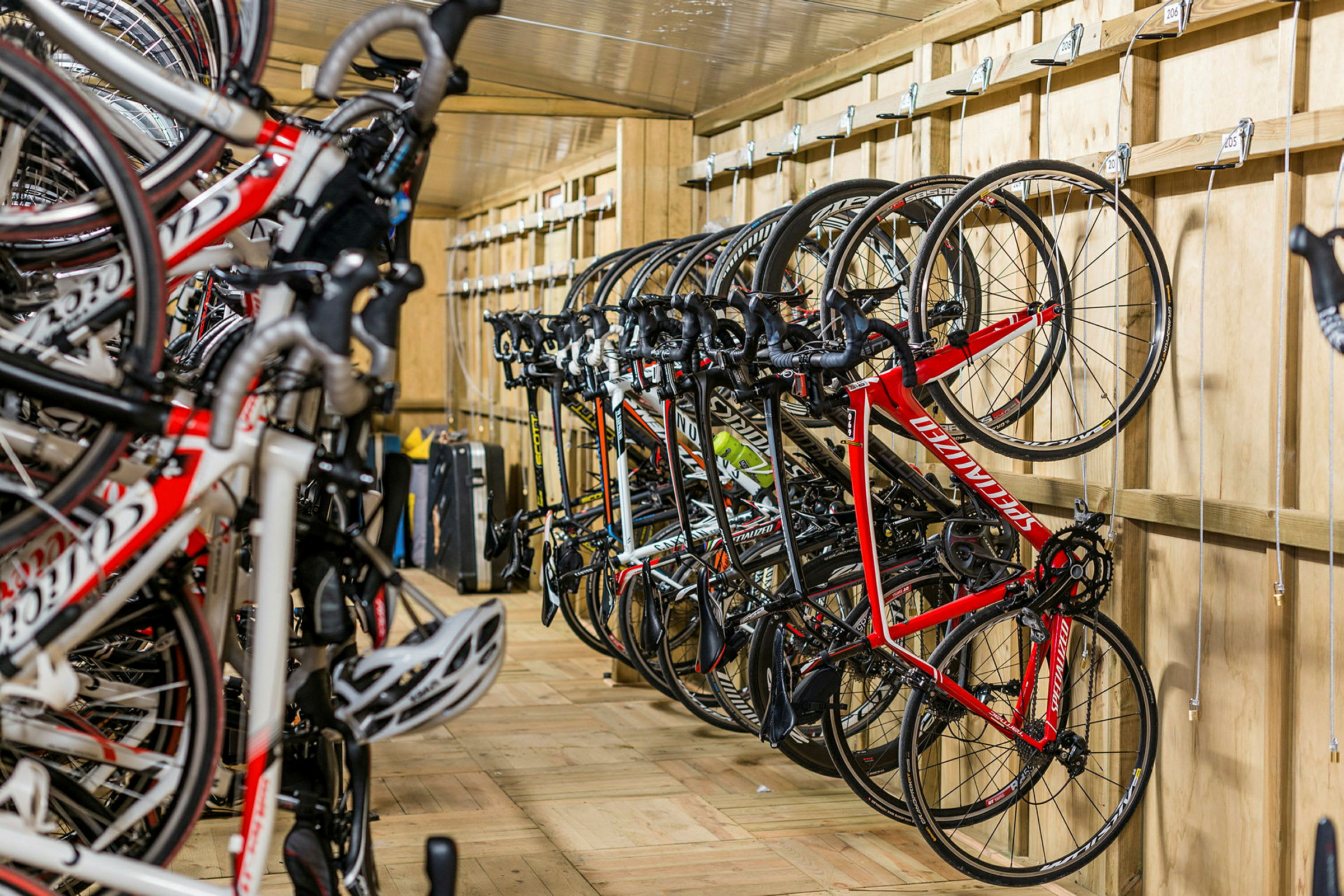 Cykler hænger på en væg i et opbevaringsområde. (AI-genereret tekst)