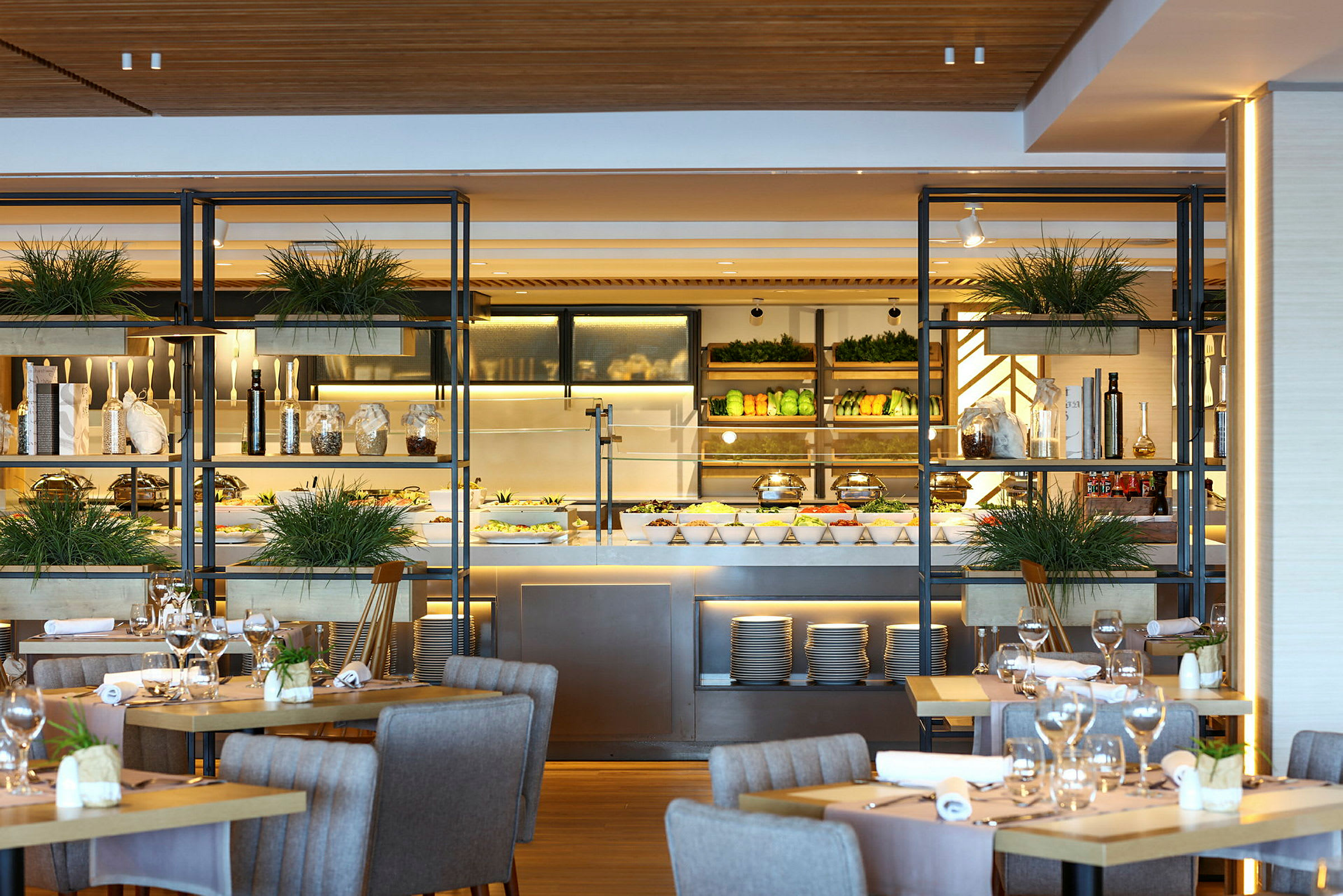 En stilfuld hotelrestaurant med dækkede borde og en veludstyret buffet. (AI-genereret tekst)