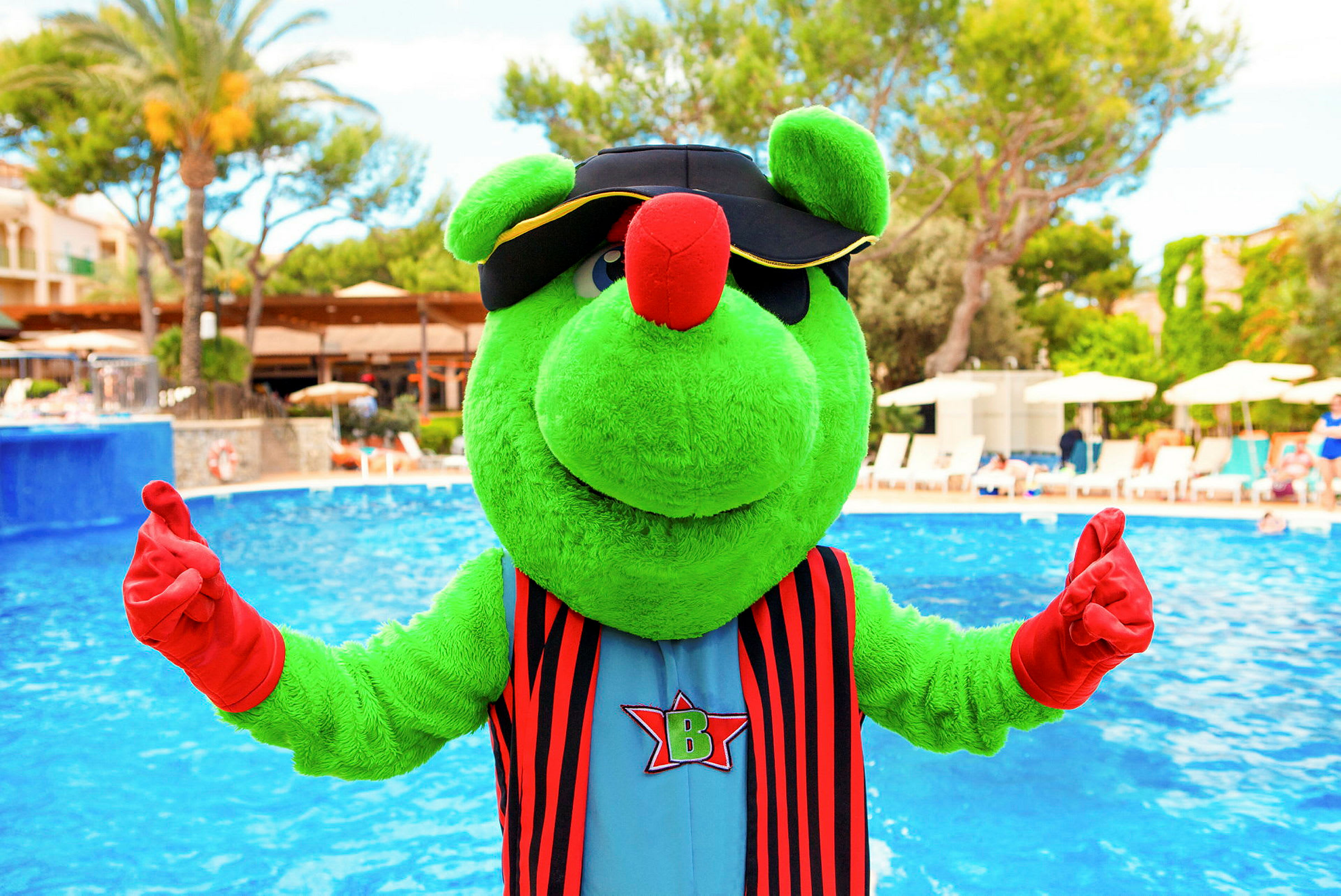 Maskot med pirathat ved en swimmingpool. (AI-genereret tekst)