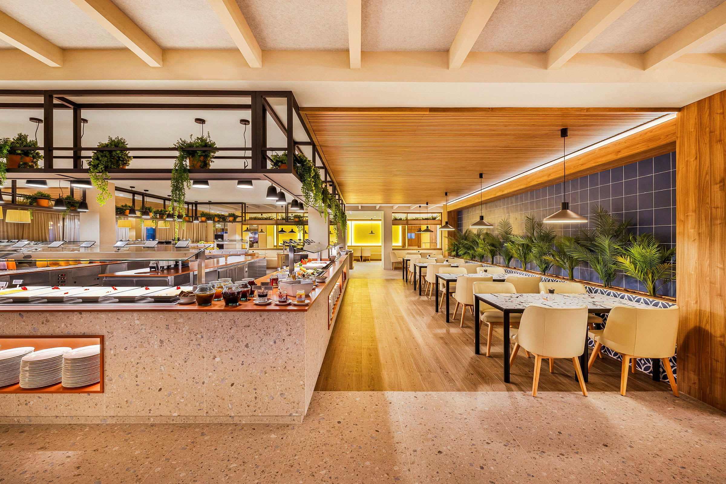 En moderne restaurant med buffetbord og siddepladser. (AI-genereret tekst)