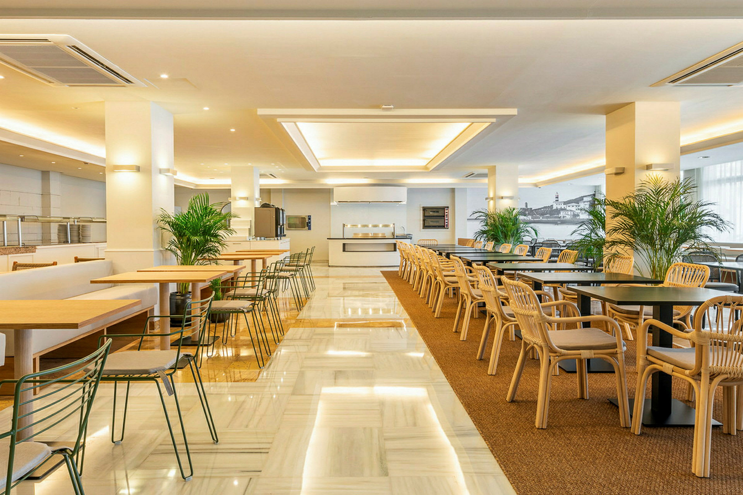 En rummelig restaurant med borde og stole i træ og metal samt dekorativ planteudsmykning. (AI-genereret tekst)