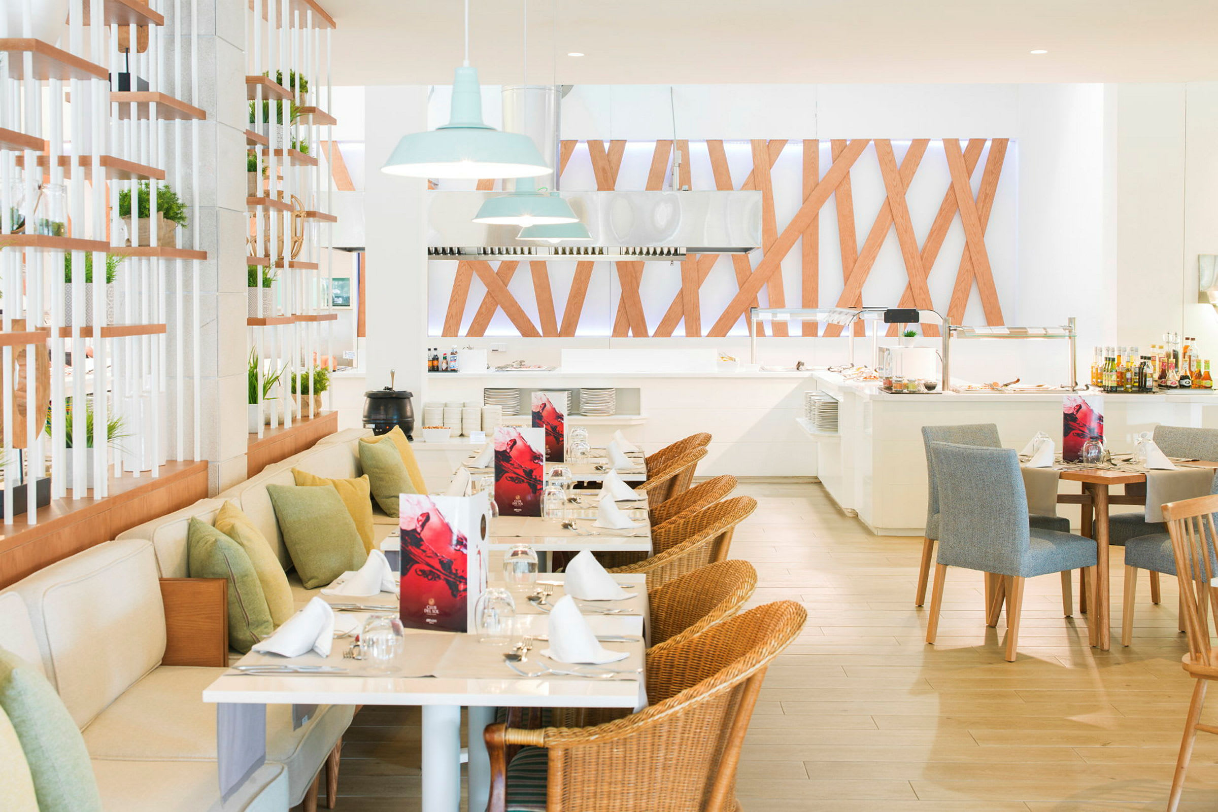 Åbent restaurantområde med borde, stole og dekorative træpaneler. (AI-genereret tekst)
