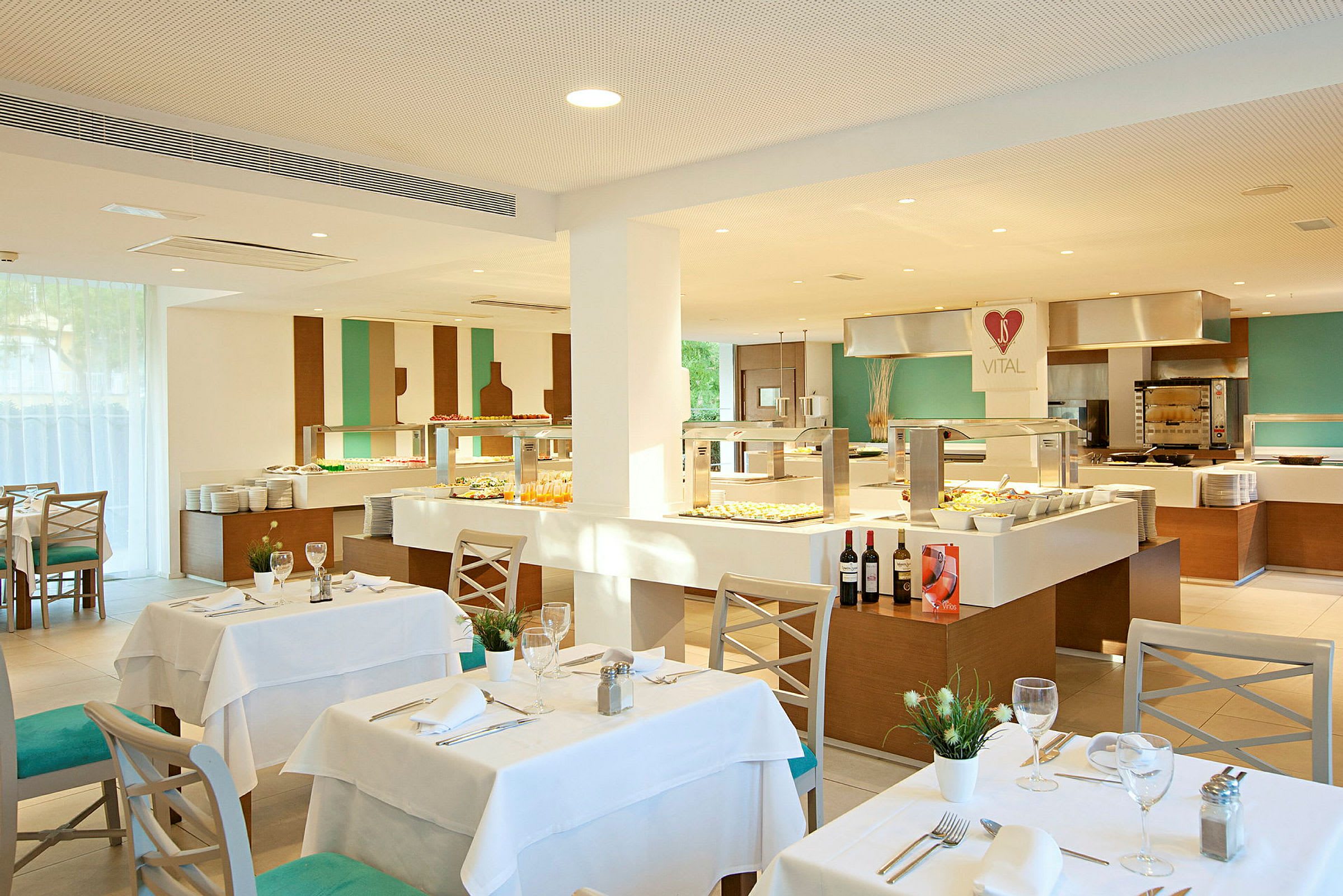 Restaurant med dækkede borde og buffetområde. (AI-genereret tekst)