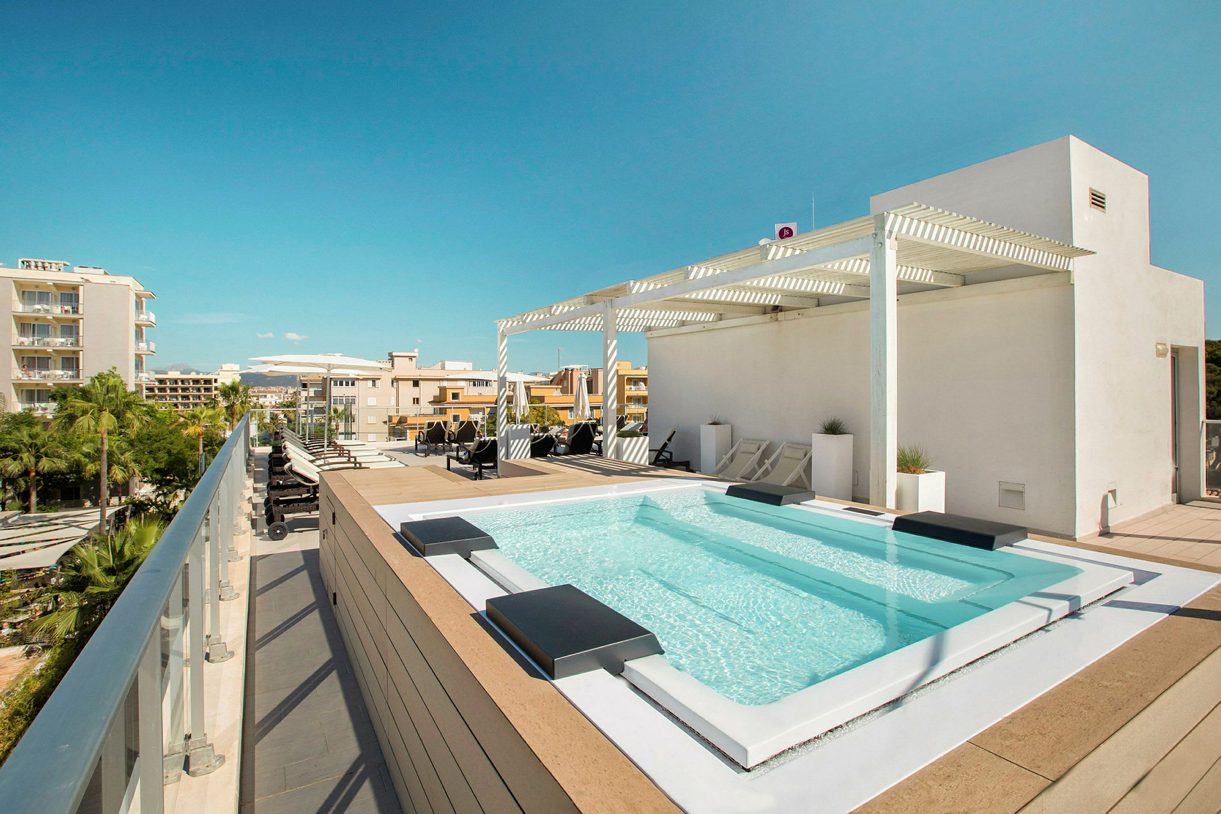 Tagterrasse med pool, liggestole og pergola. (AI-genereret tekst)