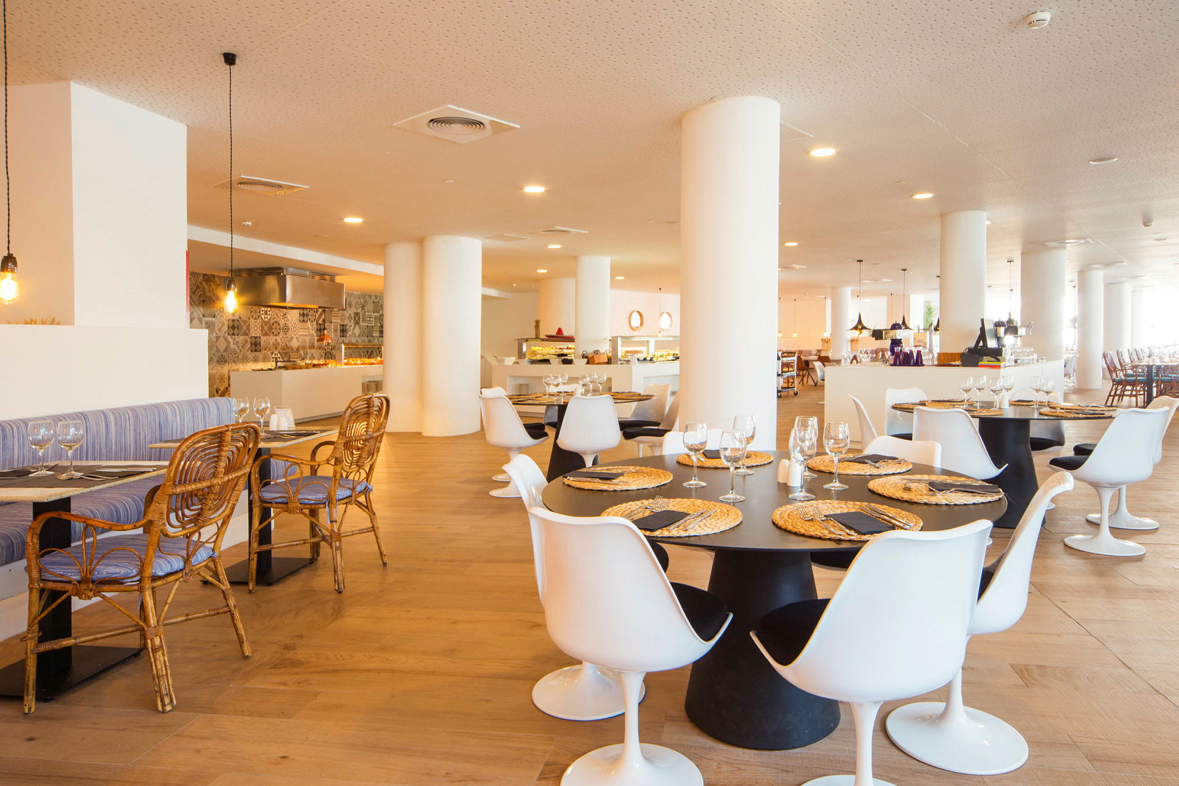 Restaurant med siddepladser, borde og dekorativ belysning. (AI-genereret tekst)